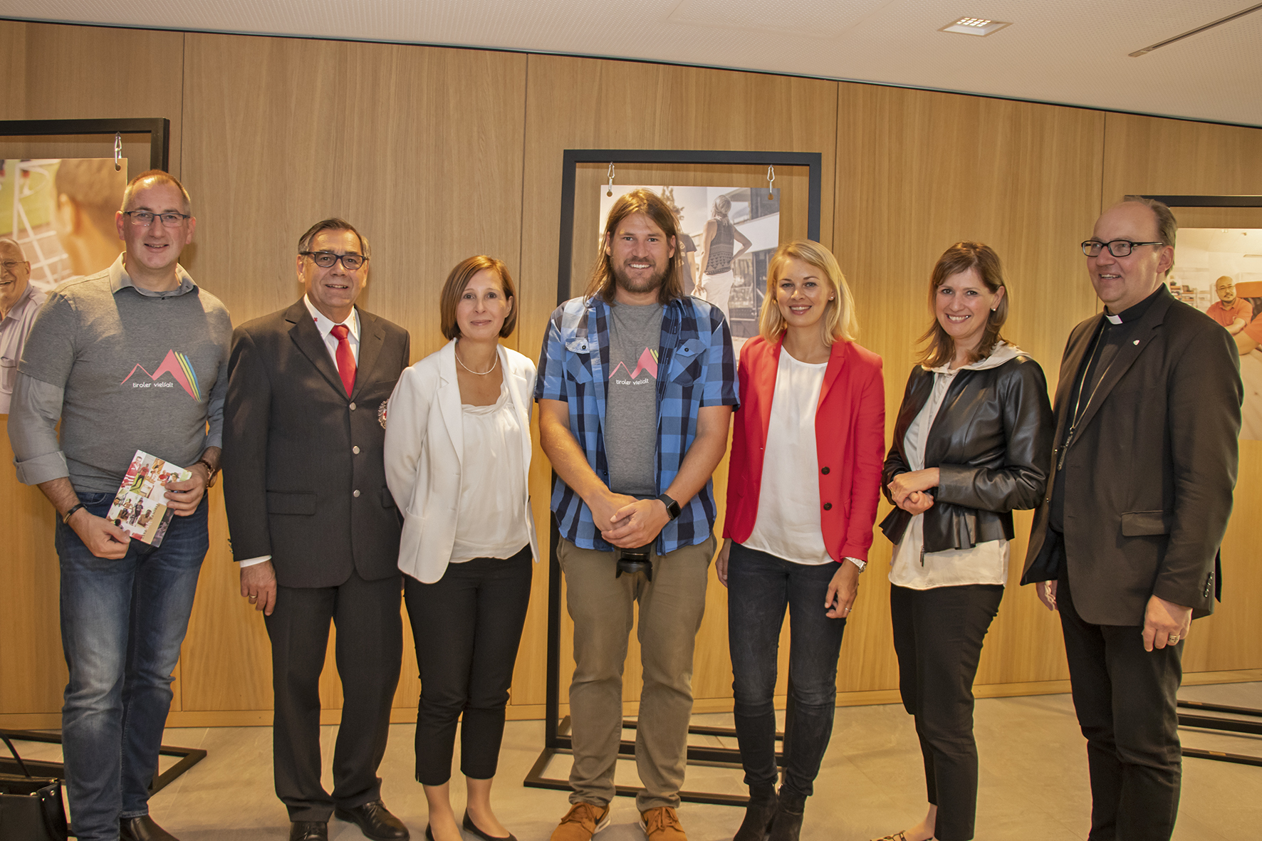 „Tiroler Vielfalt“: Großformatige Farbfotos zeigen den Alltag von MigrantInnen in Tirol. Die Ausstellung im Haus der Musik wurde am 27. September eröffnet und ist bis 13. Oktober zu sehen. Manfred Meyer (Haus der Begegnung), Peter Mader (Vizepräsident Rotes Kreuz Tirol), Landesrätin Gabriele Fischer, Fotograf Andreas Amplatz, Stadträtin Elisabeth Mayr, Karin Klocker (BFI Tirol) und Bischof Hermann Glettler (v. l.).