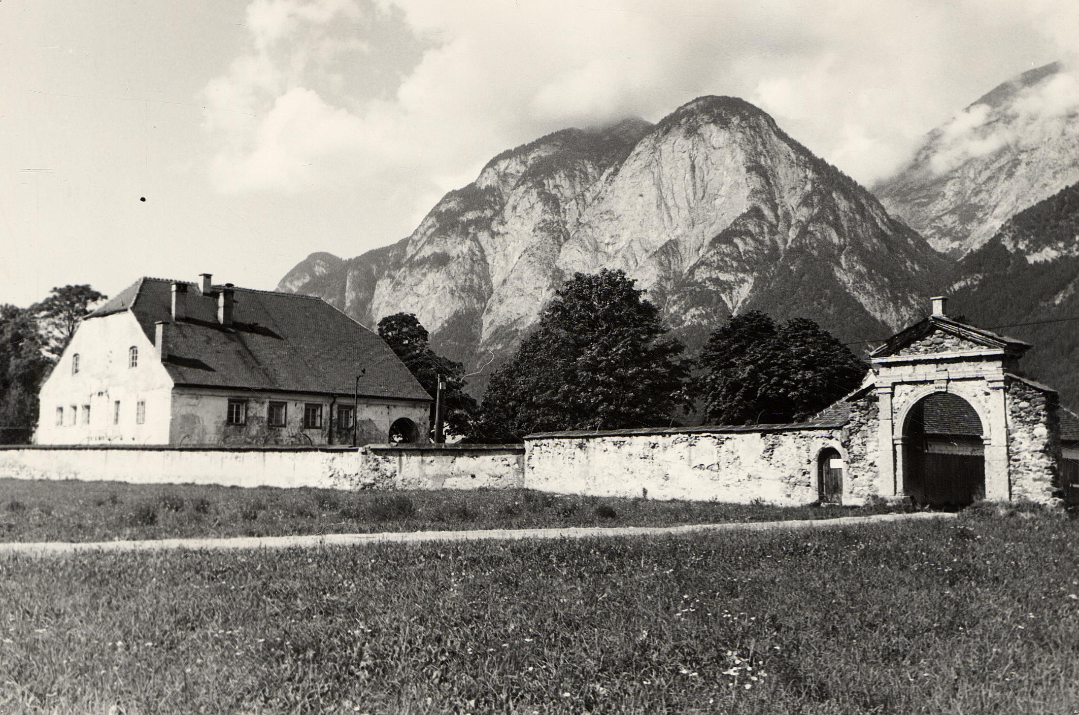 Ansicht des Tiergartens in Innsbruck gegen Nordwesten. Zu sehen sind die Ummauerung mit Eingangsbogen und der Pulverturm.