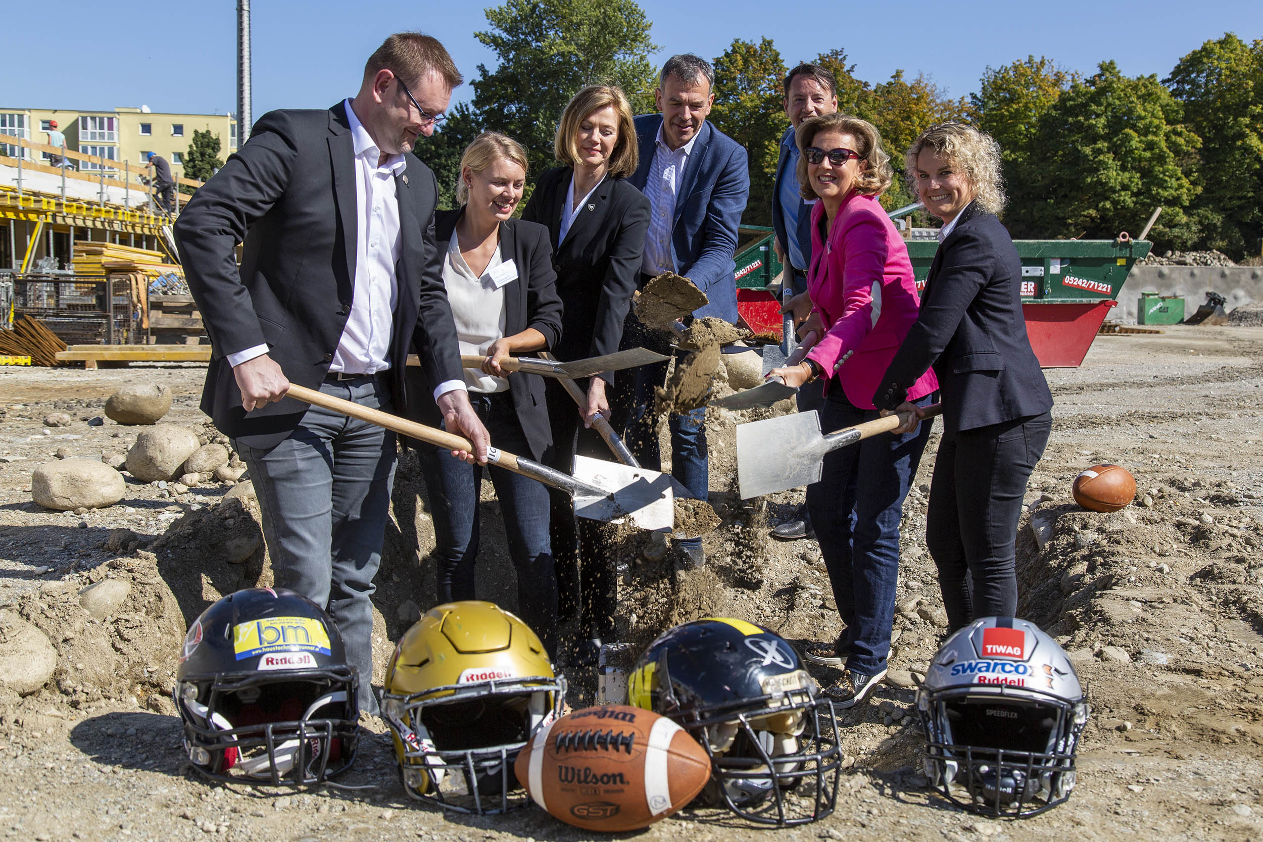 Vergruben gemeinsam die Zeitkapsel unter dem zukünftigen Footballfeld (v.l.): AFCVT-Präsident Gerwin Wichmann, Sportstadträtin Elisabeth Mayr, Raiders Präsidentin Elisabeth Swarovski, Bürgermeister Georg Willi, IIG-GF Franz Danler, Landesrätin Patrizia Zoller-Frischauf und Raiders-GF Claudia Nuener.