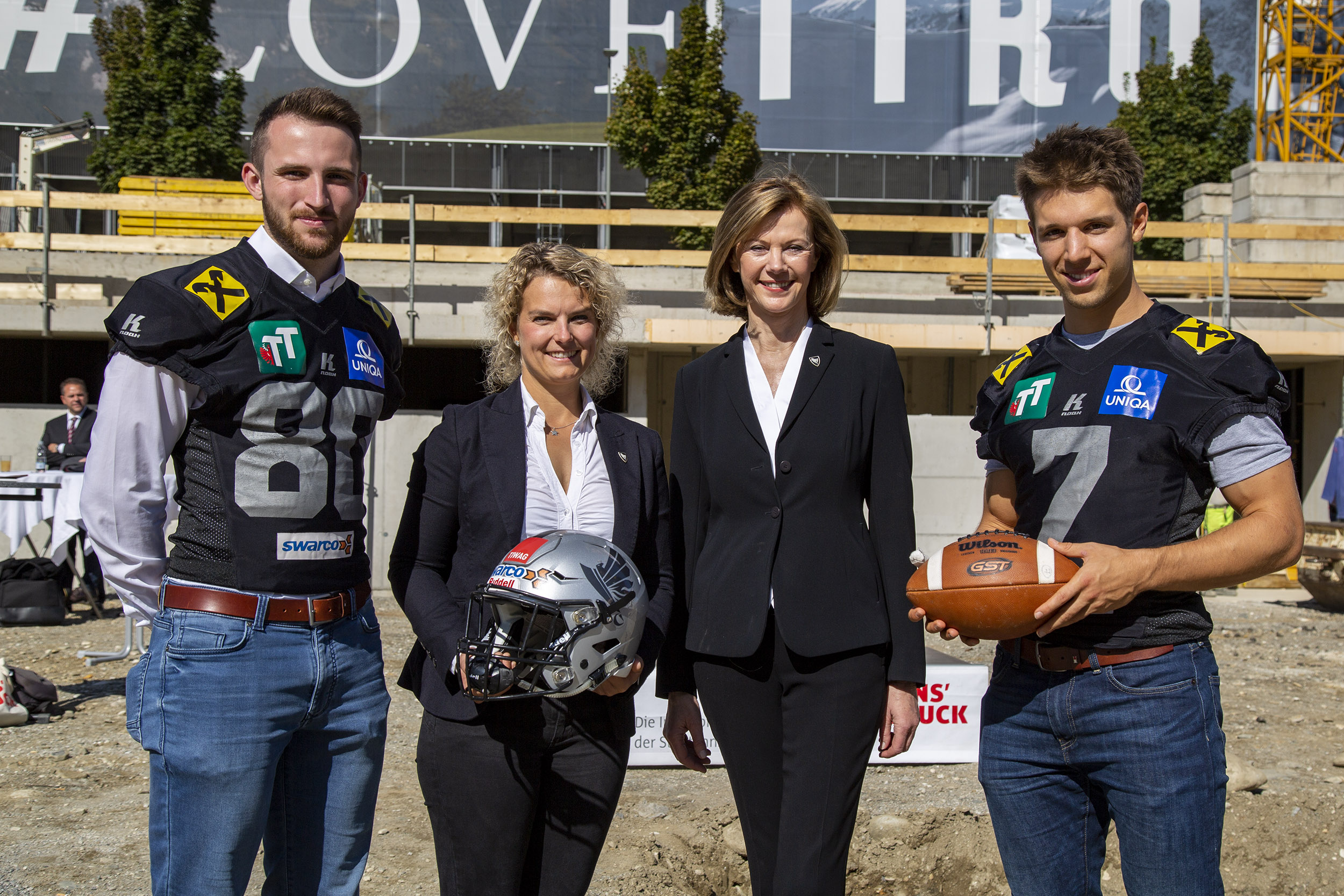 Raiders Präsidentin Elisabeth Swarovski und Raiders GF Claudia Nuener sowie zwei Leistungsträger der Swarco Raiders Tirol.