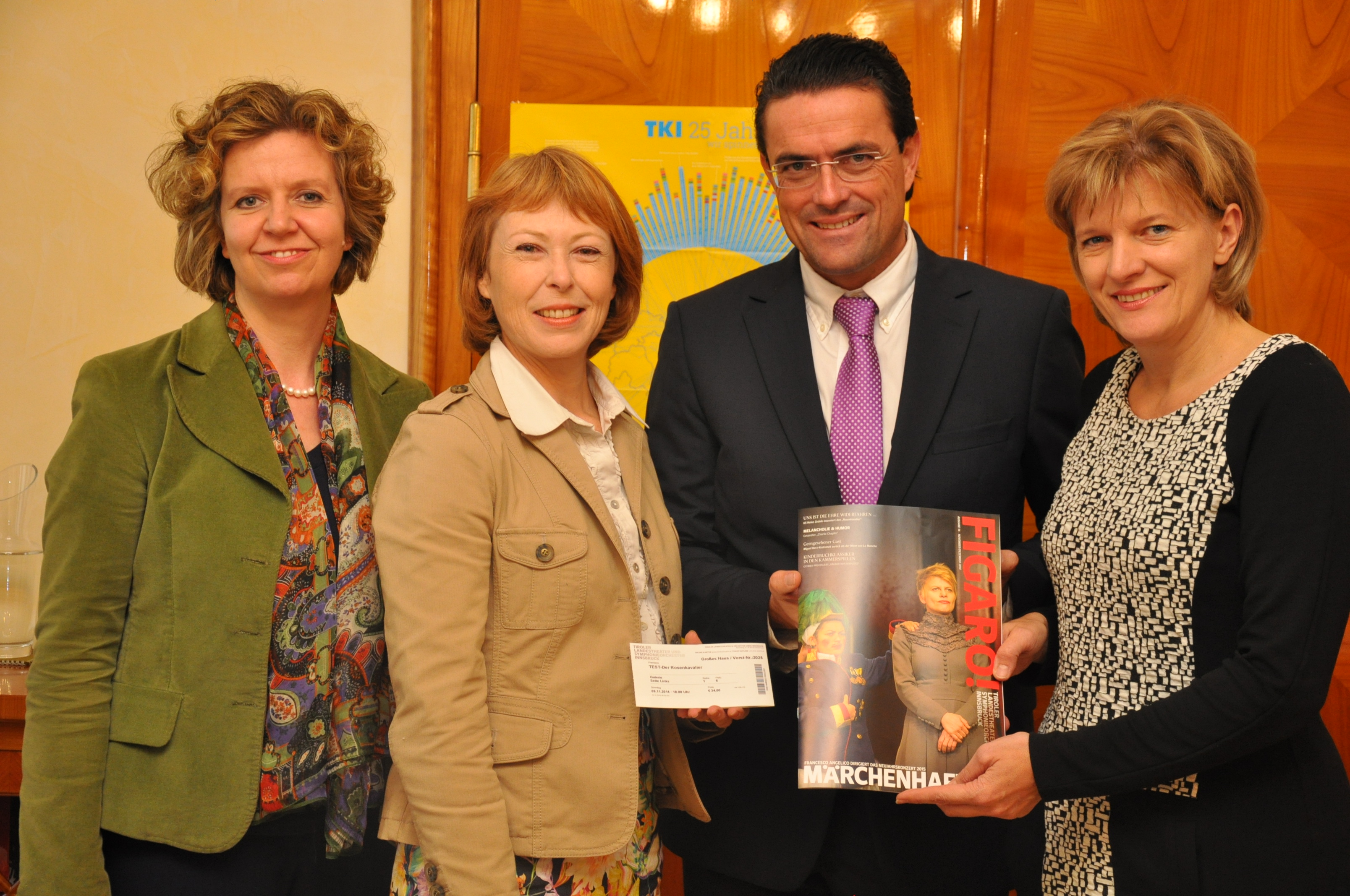 Bürgermeisterin Christine Oppitz-Plörer, Casino-Direktor Hannes Hutter und Brigitte Winkler (Geschäftsführerin des Tiroler Landestheaters) freuten sich Ende Oktober wieder  1000 Theaterkarten an Gabriele Herlitschka (Kinder- und Jugendhilfe) zur Verteilung an finanziell weniger gut gestellte Familien, abzugehen. Die Aktion läuft Dank der Unterstützung der Casinos Austria bereits einige Jahre: Dieses Jahr war das „Gratis Karten Kontigent“ besonders schnell vergriffen.