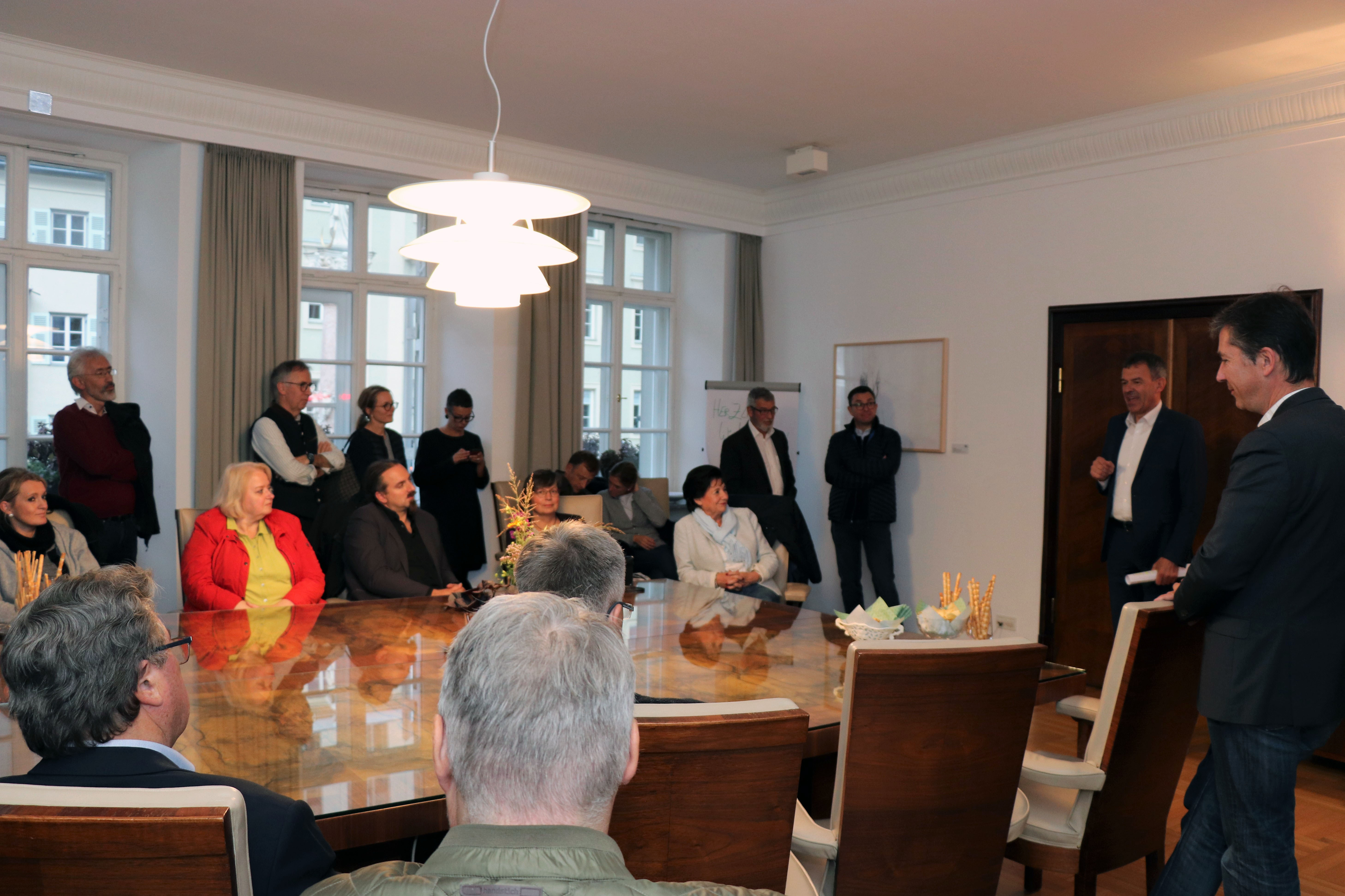 Anfang Oktober führte den Würzburger Stadtrat eine zweitägige Fachexkursion in die Tiroler Landeshauptstadt. Ein Einblick in das Innsbrucker Parkraummanagement, eine Fahrt mit der Patscherkofelbahn und Hungerburg-Standseilbahn sowie Exkursionen zu städtebaulichen Lösungen wie etwa die neue Straßenbahnstrecke in das Olympische Dorf standen für die rund 30 TeilnehmerInnen am Programm. Im Rathaus in der Maria-Theresien-Straße wurde die Delegation rund um Oberbürgermeister Christian Schuchardt vom Innsbrucker Bürgermeister Georg Willi empfangen. Gemeinsam mit Martin Baltes, dem Geschäftsführer der Innsbrucker Verkehrsbetriebe (IVB), standen Erfahrungen zu aktuellen Mobilitätsfragen im Mittelpunkt. AA