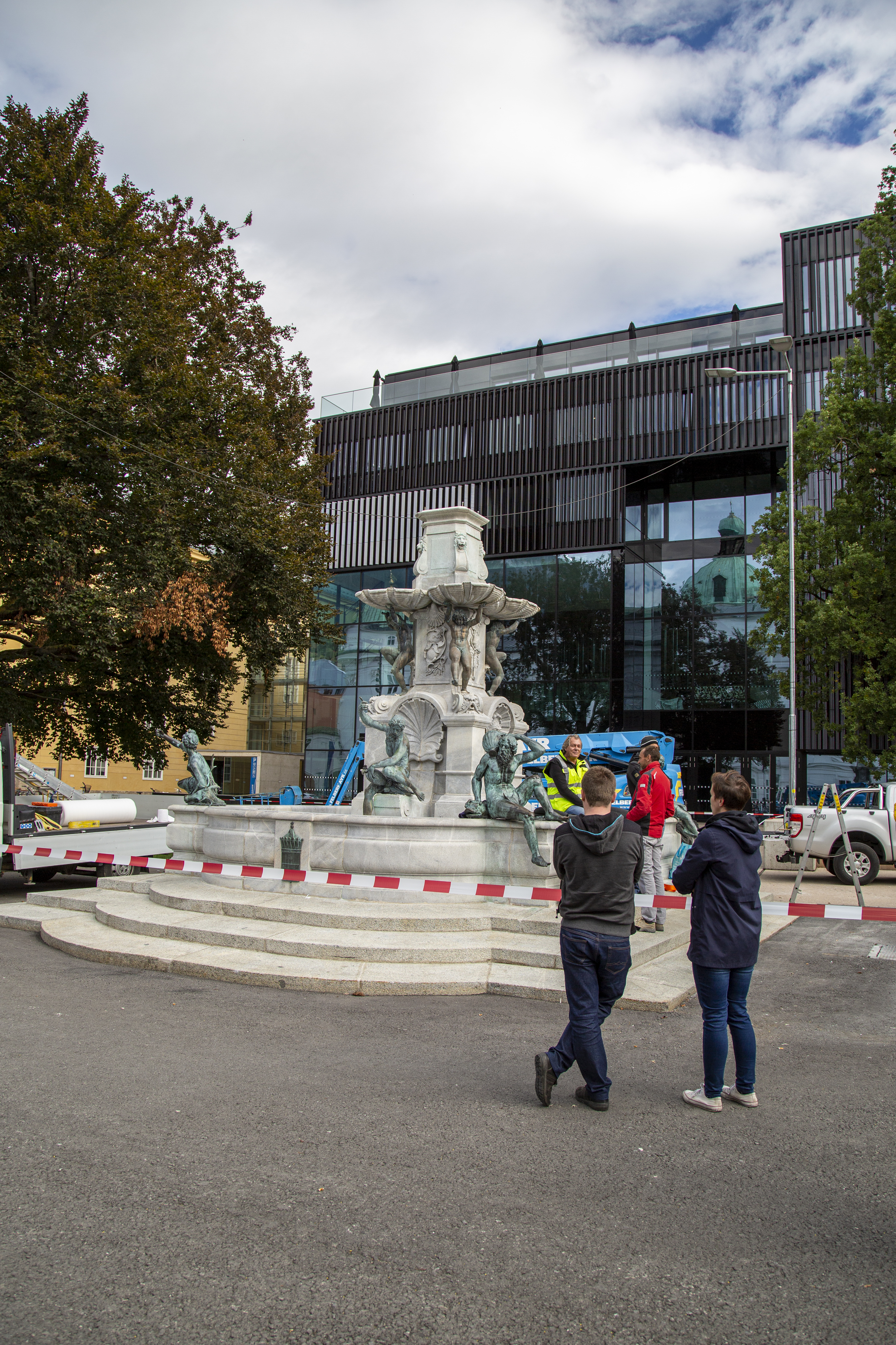 Der leere Sockel des Leopoldsbrunnen vor dem Haus der Musik Innsbruck