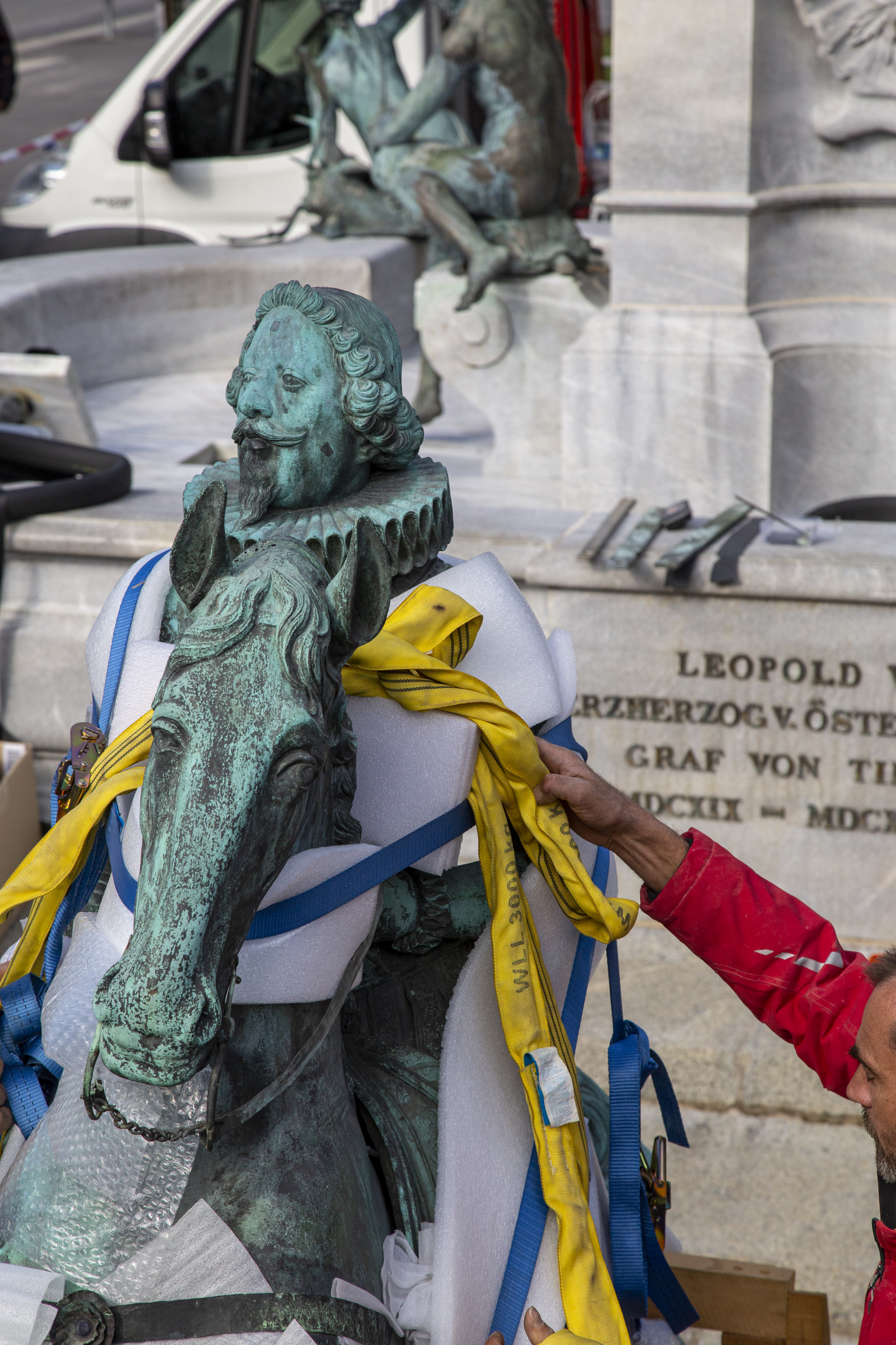 Das Reiterbild Leopolds, eines der künstlerisch bedeutendsten Denkmäler Österreichs aus dem Frühbarock, wird für die Hebung auf den Brunnensockel sorgfältig gesichert.