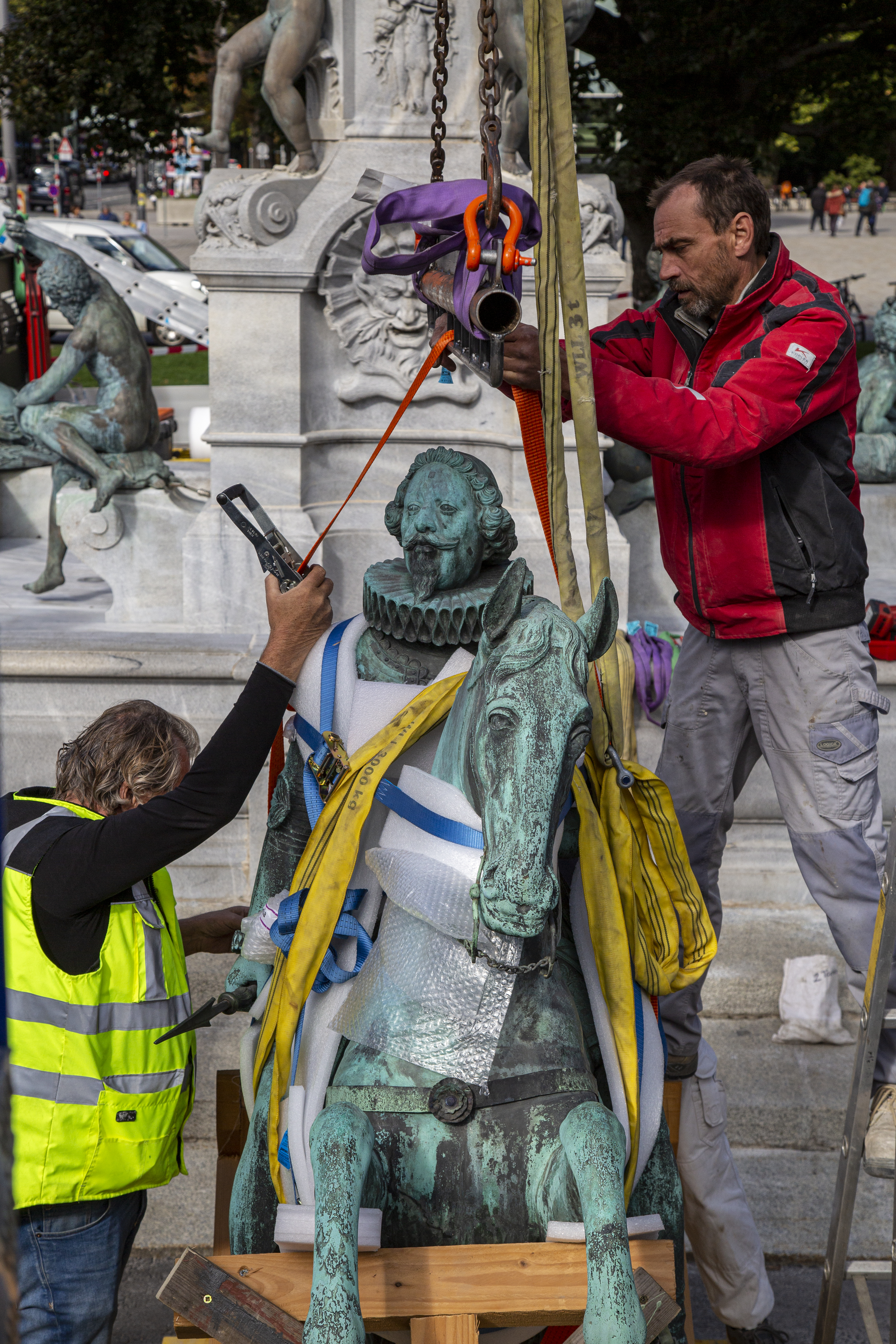 Das Reiterbild Leopolds, eines der künstlerisch bedeutendsten Denkmäler Österreichs aus dem Frühbarock, wird für die Hebung auf den Brunnensockel sorgfältig gesichert.
