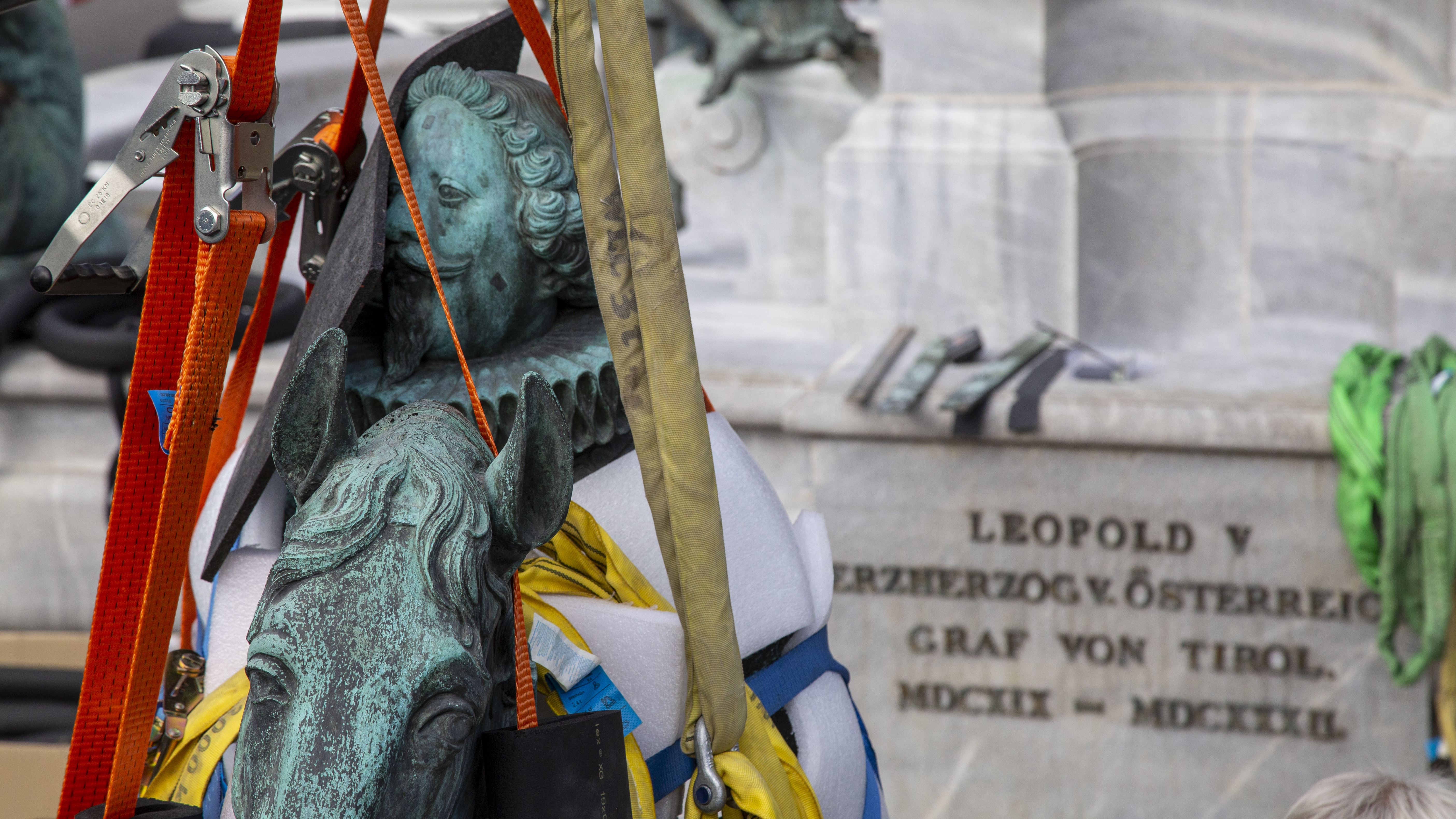 Das Reiterbild Leopolds, eines der künstlerisch bedeutendsten Denkmäler Österreichs aus dem Frühbarock, wird für die Hebung auf den Brunnensockel sorgfältig gesichert.