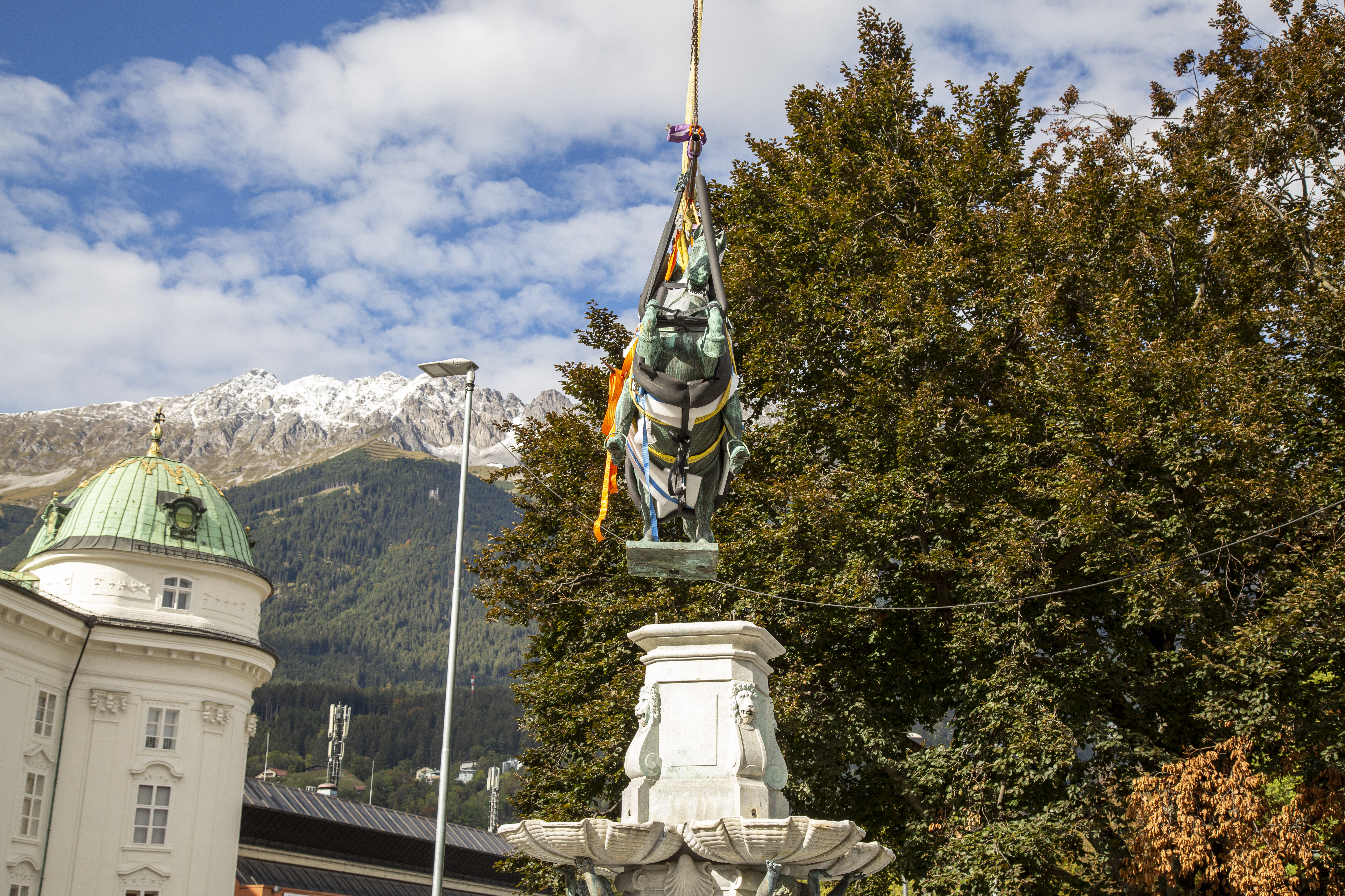 Erzherzog Leopold schwebt über dem Brunnen.