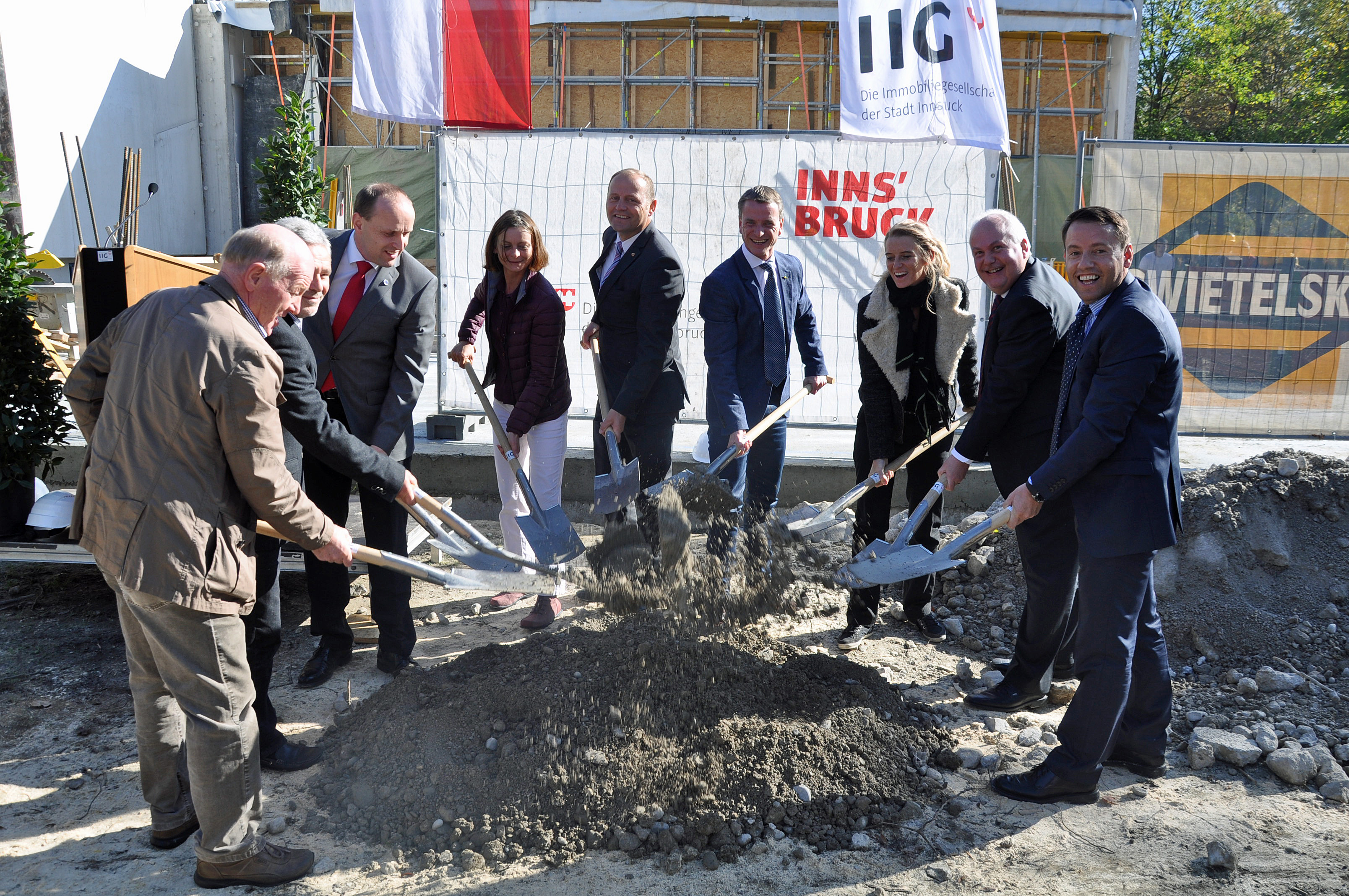 Gaben mit dem Spatenstich den Startschuss für den Zubau zum Turnleistungszentrum O-Dorf (v. l.): Präsident Friedl Ludescher (Verband Neuarzl/Olympisches Dorf), Hans Baumgartner (Firma Swietelsky), Robert Mader (Landesfachverband für Turnen in Tirol), Vizebgm Sonja Pitscheider, LH-Stellv. Josef Geisler, Vizebgm Christoph Kaufmann, Architektin Kathrin Aste, StR Andreas Wanker und IIG-GF Franz Danler