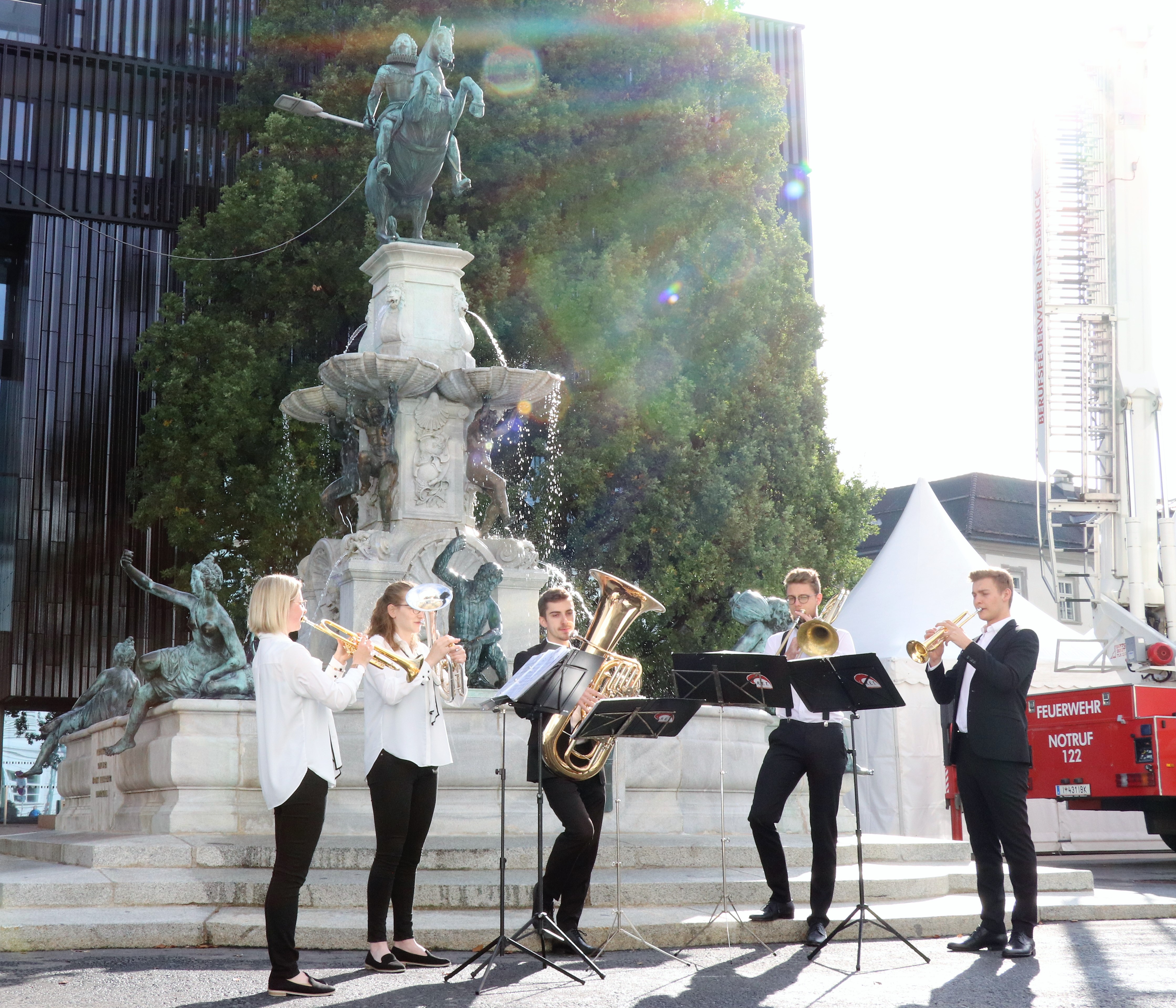 „Willkommen Leopold“: Das restaurierte Reiterstandbild wurde auch musikalisch durch das Bläserquintett „R.E.T. Chamber Brass“ der städtischen Musikschule willkommen geheißen.