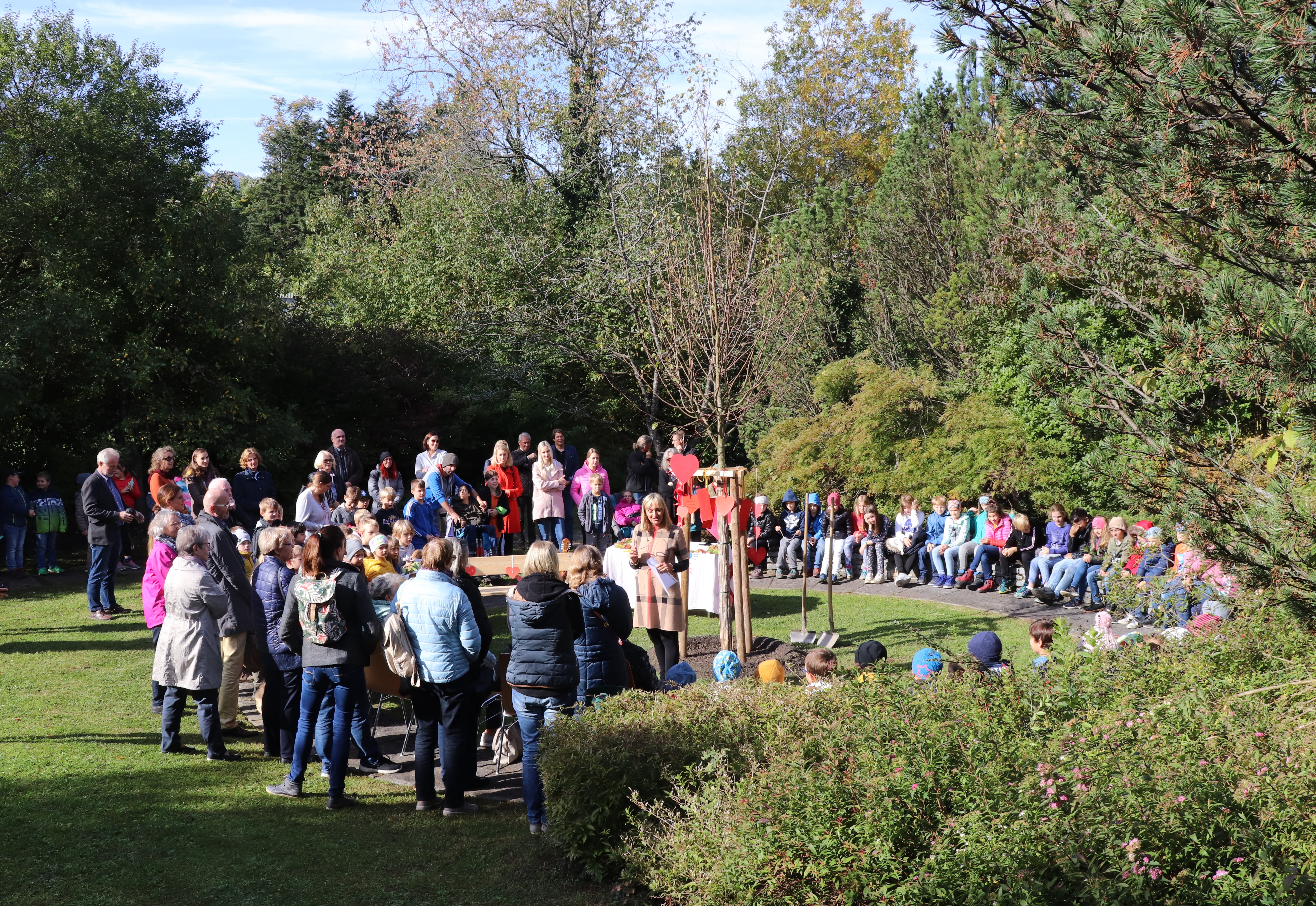 Anlässlich ihres Namenstages am 12. Oktober trafen sich 15 Herlinden, diesmal bei der Volksschule Igls. Heuer wurde eine Linde im Schulgarten als zukünftiger Schattenspender gepflanzt. Die Linde stand auch bei den Liedern und Gedichten der SchülerInnen im Mittelpunkt, die sie im Beisein von Stadträtin Elisabeth Mayr (li.) zum Besten gaben. Aus fünf Frauen namens "Herlinde" beim ersten Treffen im Jahr 1999 sind mittlerweile 15 geworden, die sich jährlich zu ihrem Namenstag treffen.
