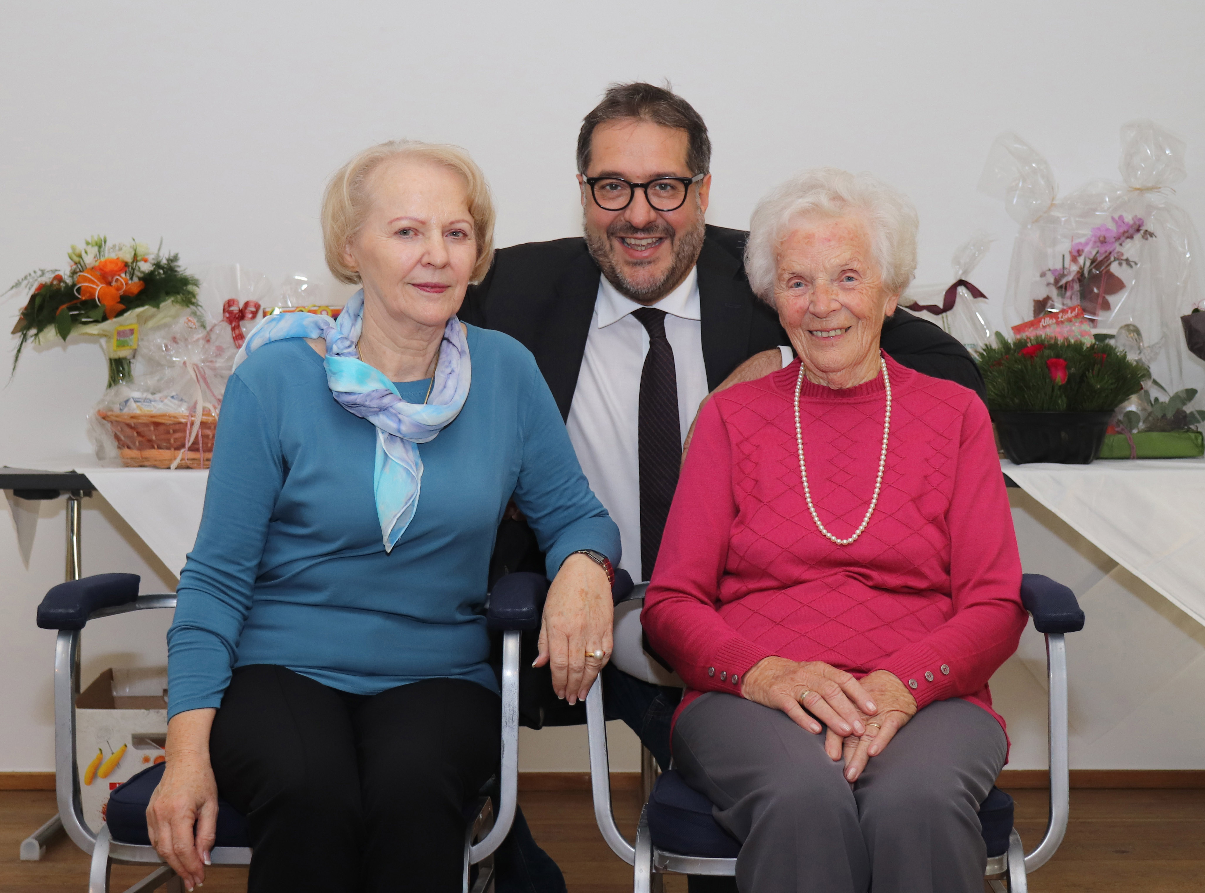 Im Amraser Alphotel überbrachte Vizebürgermeister Franz X. Gruber der nun hundertjährigen Josefine Psula seine besten Glückwünsche.