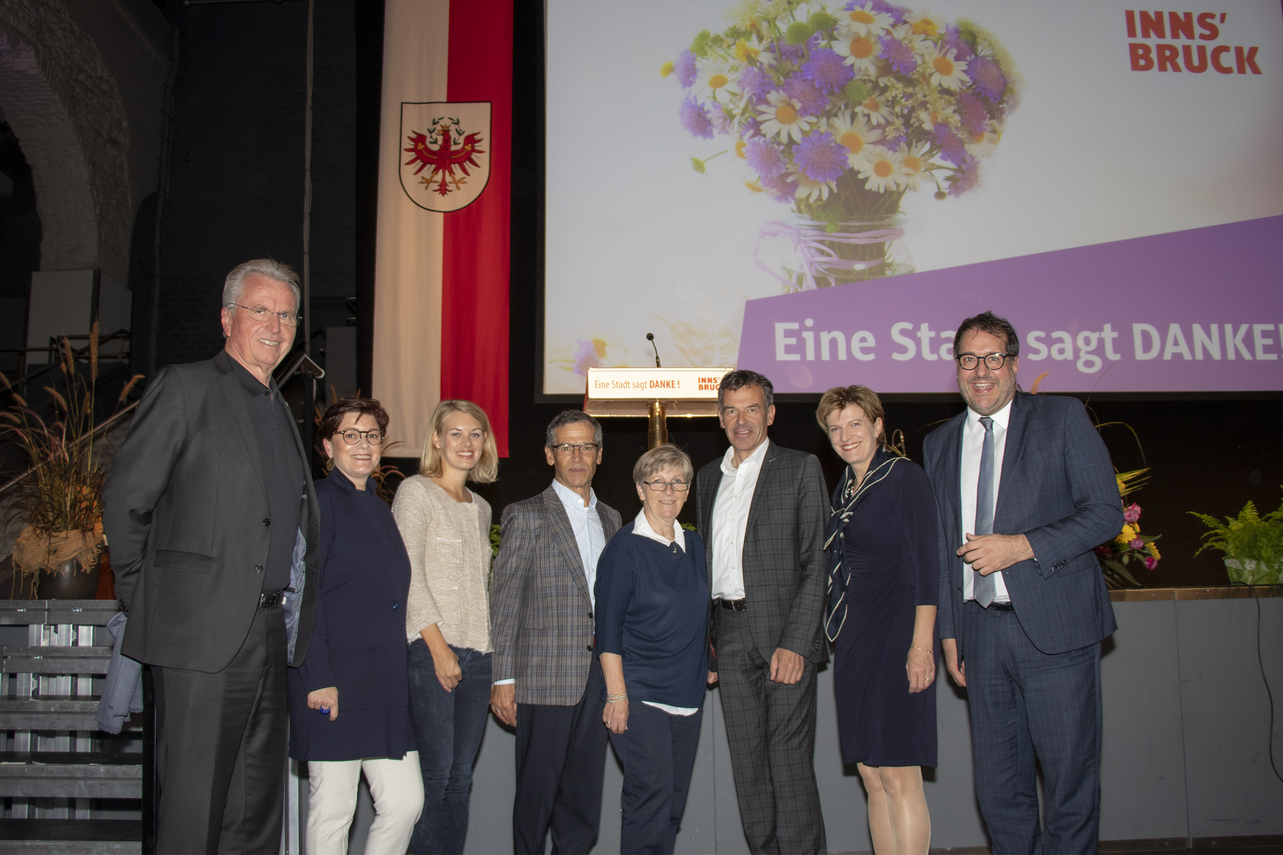 Bürgermeister Georg Willi (3.v.r.) und Vizebürgermeister Franz X. Gruber (r.) gratulierten den Geburtstagskindern gemeinsam mit Mitgliedern des Stadtsenats zum runden Jubiläum. Stellvertretend am Bild die beiden JuilarInnen Heidi und Luis Niedertscheider von der Seniorenstube der Pfarre St. Pius (M.).