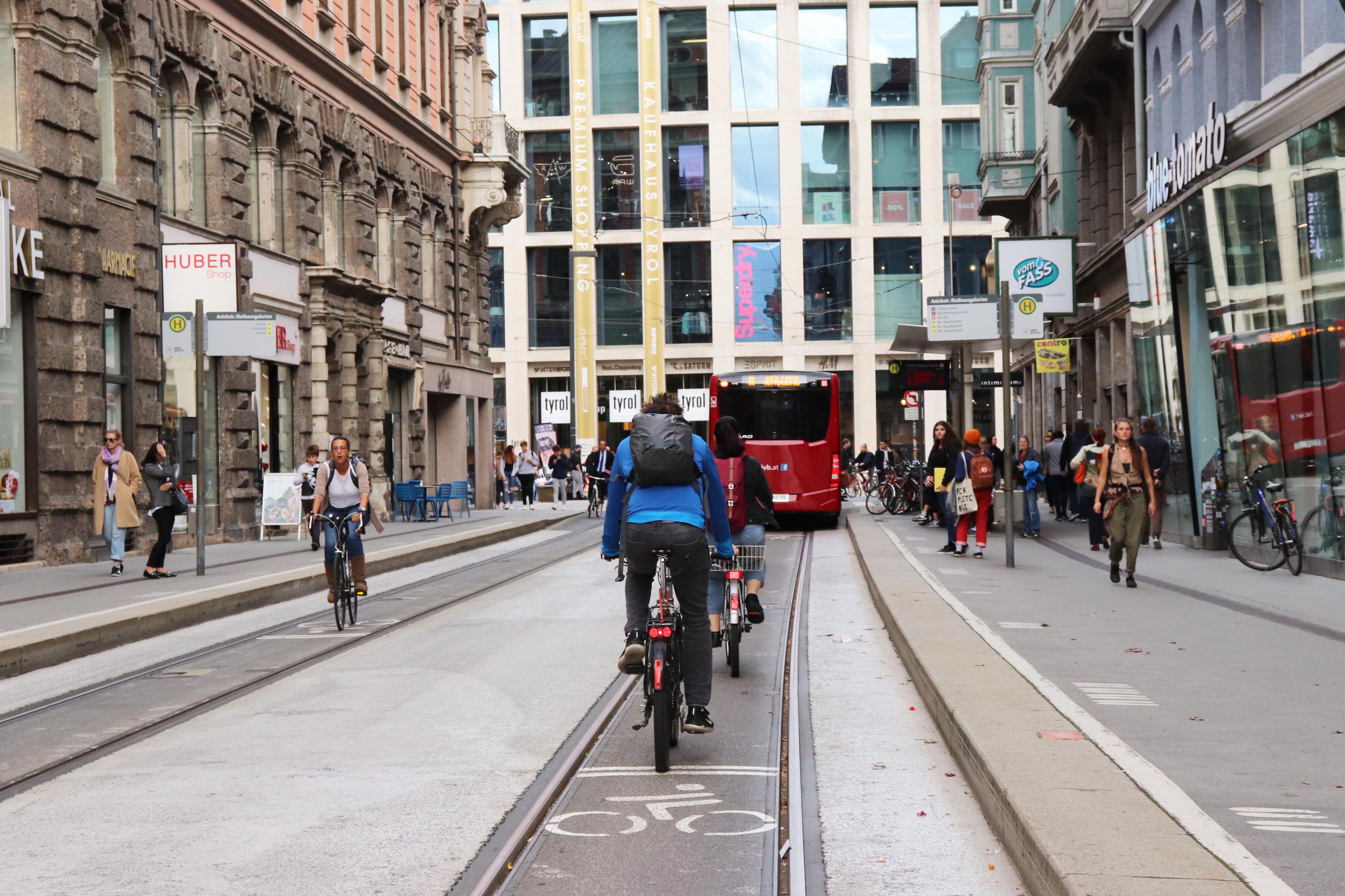Die Sharrows in der Anichstraße laden RadfahrerInnen ein, zwischen den Schienen zu fahren.