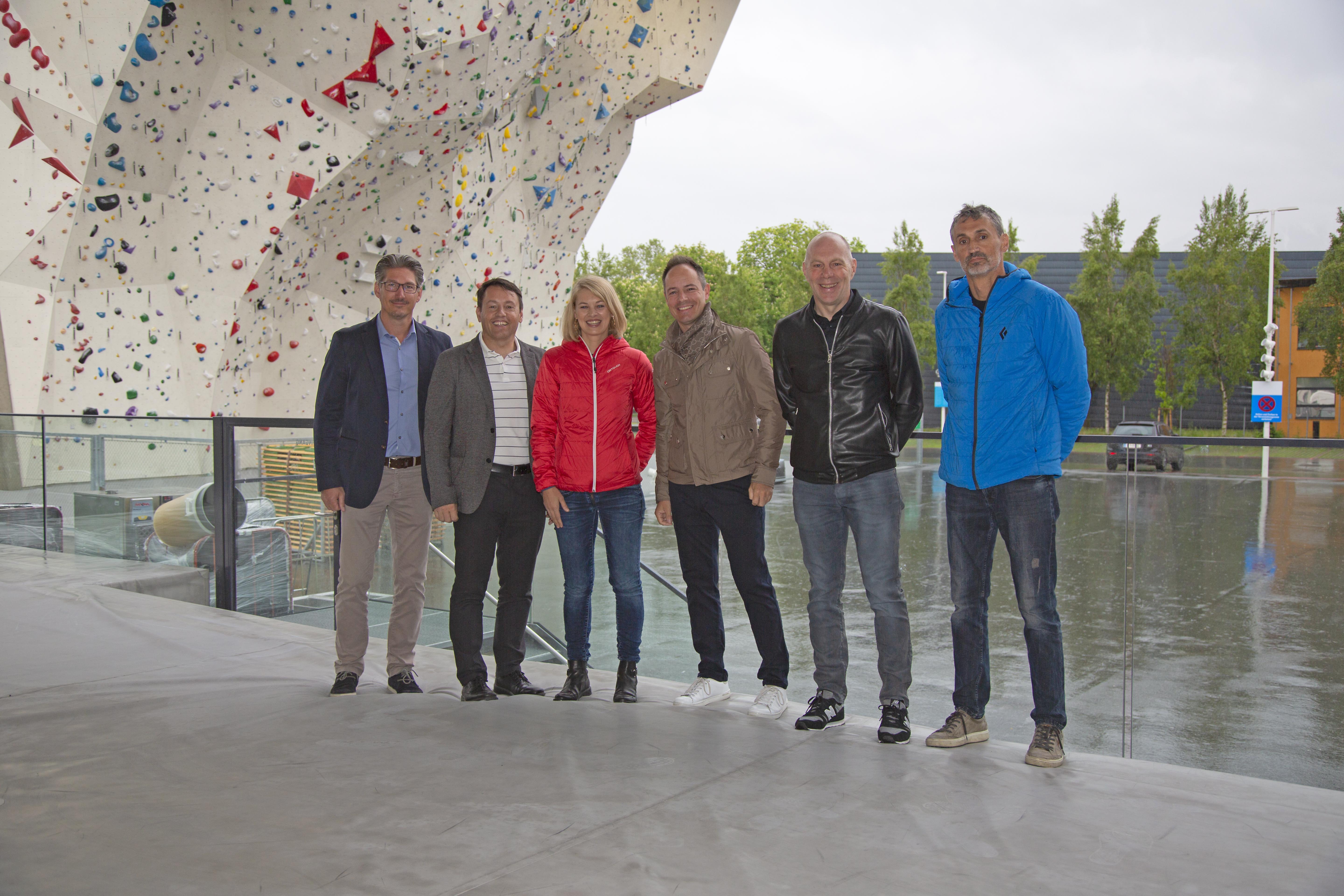 Durch konstruktive Gespräche konnte eine gemeinsame Lösung für die Parksituation am Sillside erzielt werden (v.l.n.r.): Christopher Felser (IIG), Franz Danler (IIG), StRin Elisabeth Mayr, GR Markus Lassenberger, Thomas Waimann (Sportamt) und Reini Scherer (Kletterzentrum).