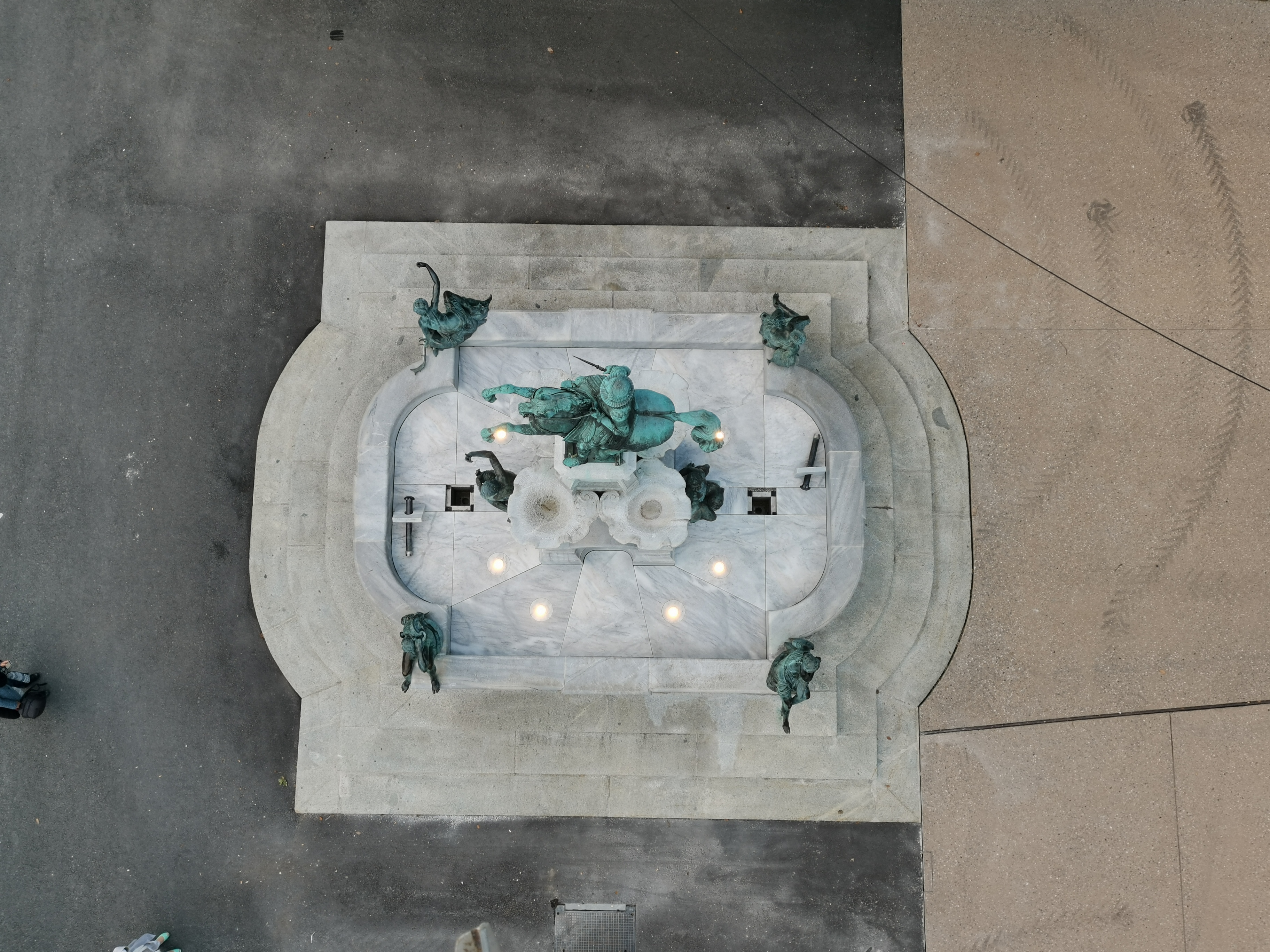 Auf Initiative Johann Deiningers wurde die Bronzestatue um einen Brunnen erweitert und vom Landestheater vor die Stadtsäle verlegt.