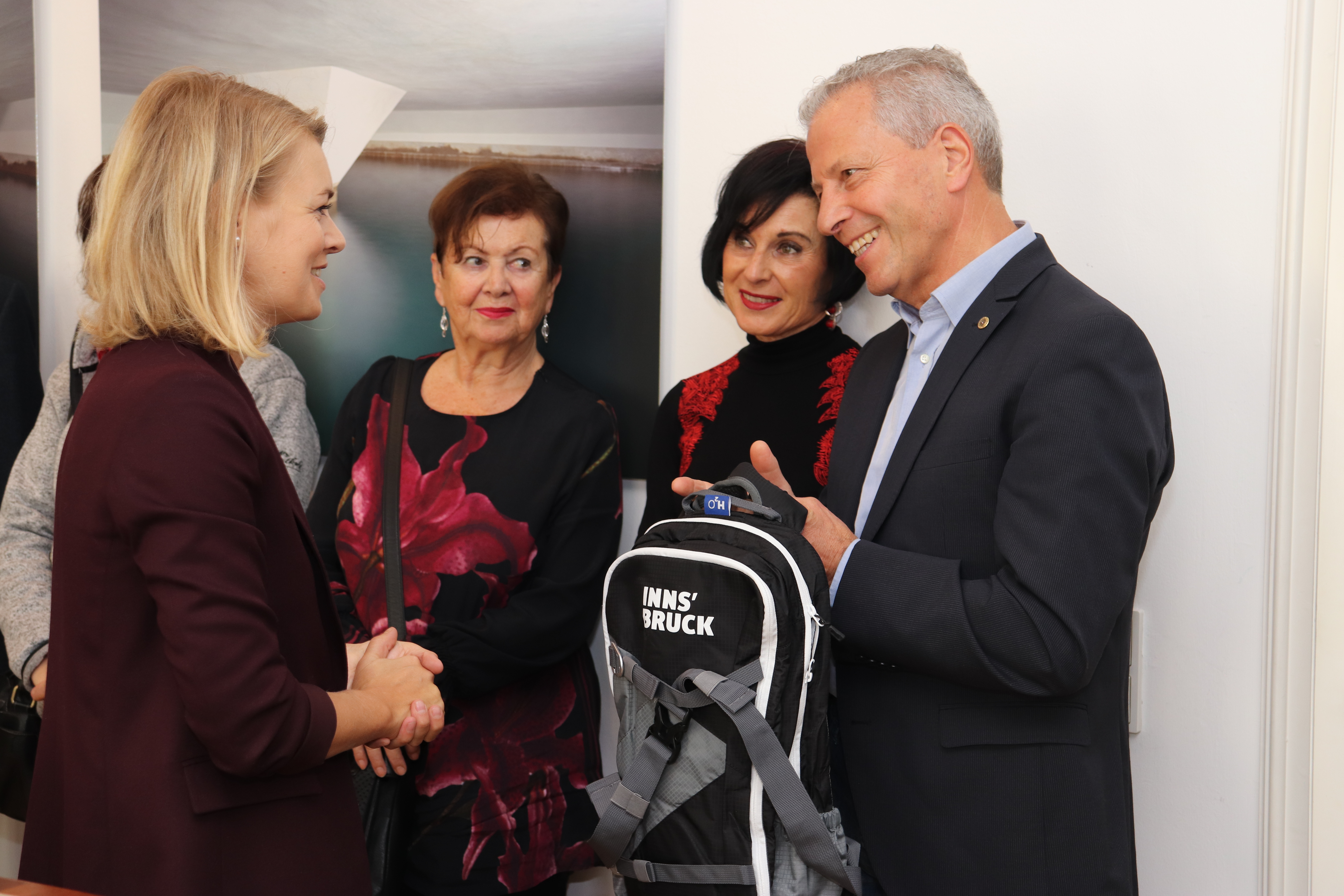 Ganz im Zeichen des sportlichen Engagements und eines europameisterlichen Erfolges stand ein Treffen von Sportstadträtin Elisabeth Mayr und den Mitgliedern des „ESK-Tivoli“. Mit mehr als 120 Personen handelt es sich dabei um den größten Boccia-Verein Österreichs. Gemeinsam können die Vereinsmitglieder auf ein ganz besonders Jahr zurückblicken, organisierten sie von 10. bis 15. September doch die Boccia-EM in der Landeshauptstadt. 96 SpielerInnen aus 15 Nationen traten bei der Heim-EM in fünf Bewerben gegeneinander an. Niki Natale holte sich dabei den Europameistertitel 2019 und somit Gold im Einzelbewerb. Im Zweier-Bewerb erspielte er sich gemeinsam mit seinem Teampartner die Silbermedaille. Stadträtin Mayr gratulierte herzlich.