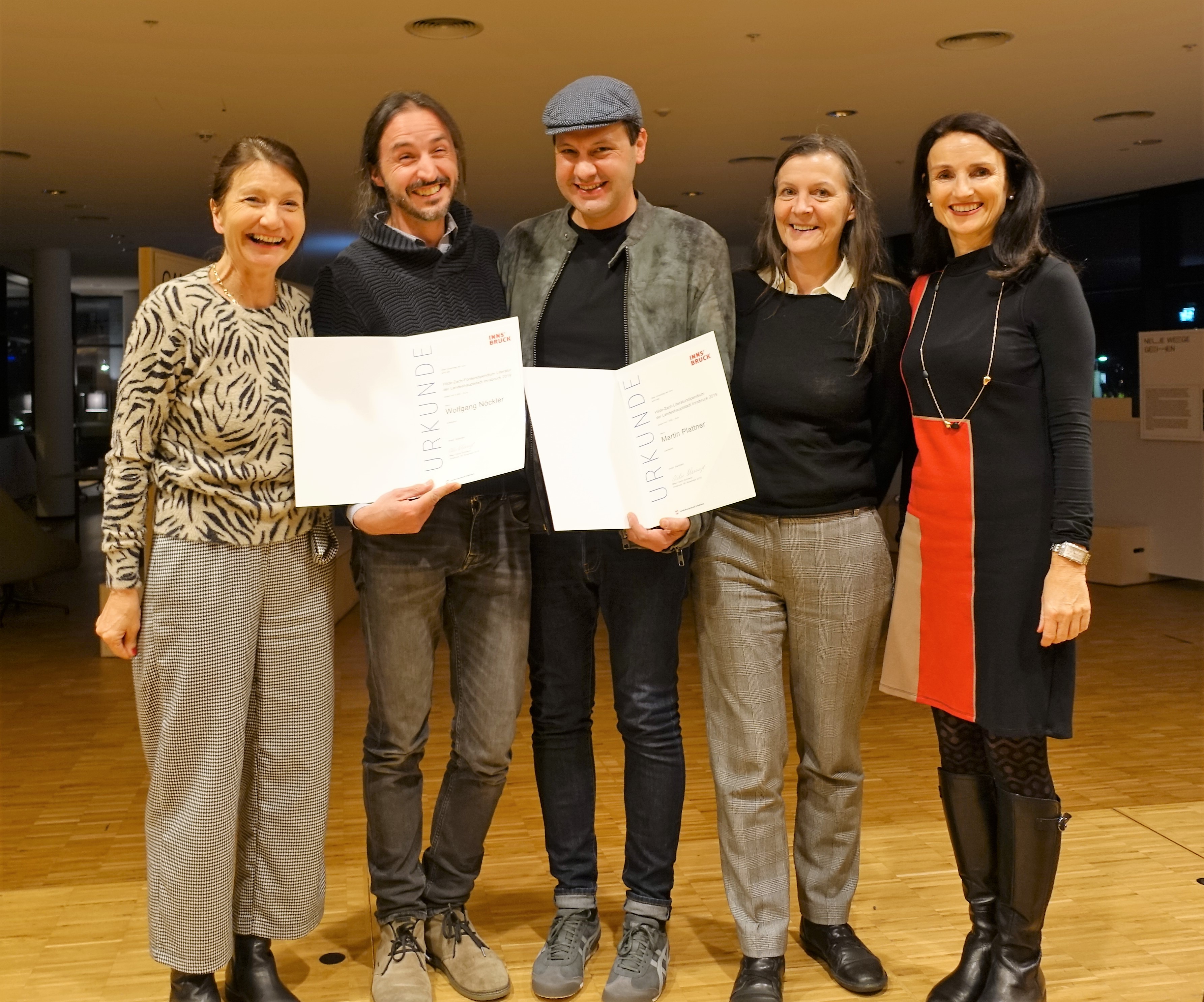 Gratulation zum Hilde-Zach-Literaturstipendium (von links): Kulturstadträtin Uschi Schwarzl mit den Preisträgern Wolfgang Nöckler und Martin Plattner, Kulturamtsleiterin Maria-Luise Mayr und Cornelia Spuller (Kulturentwicklung und Förderungen) in der Stadtbibliothek.