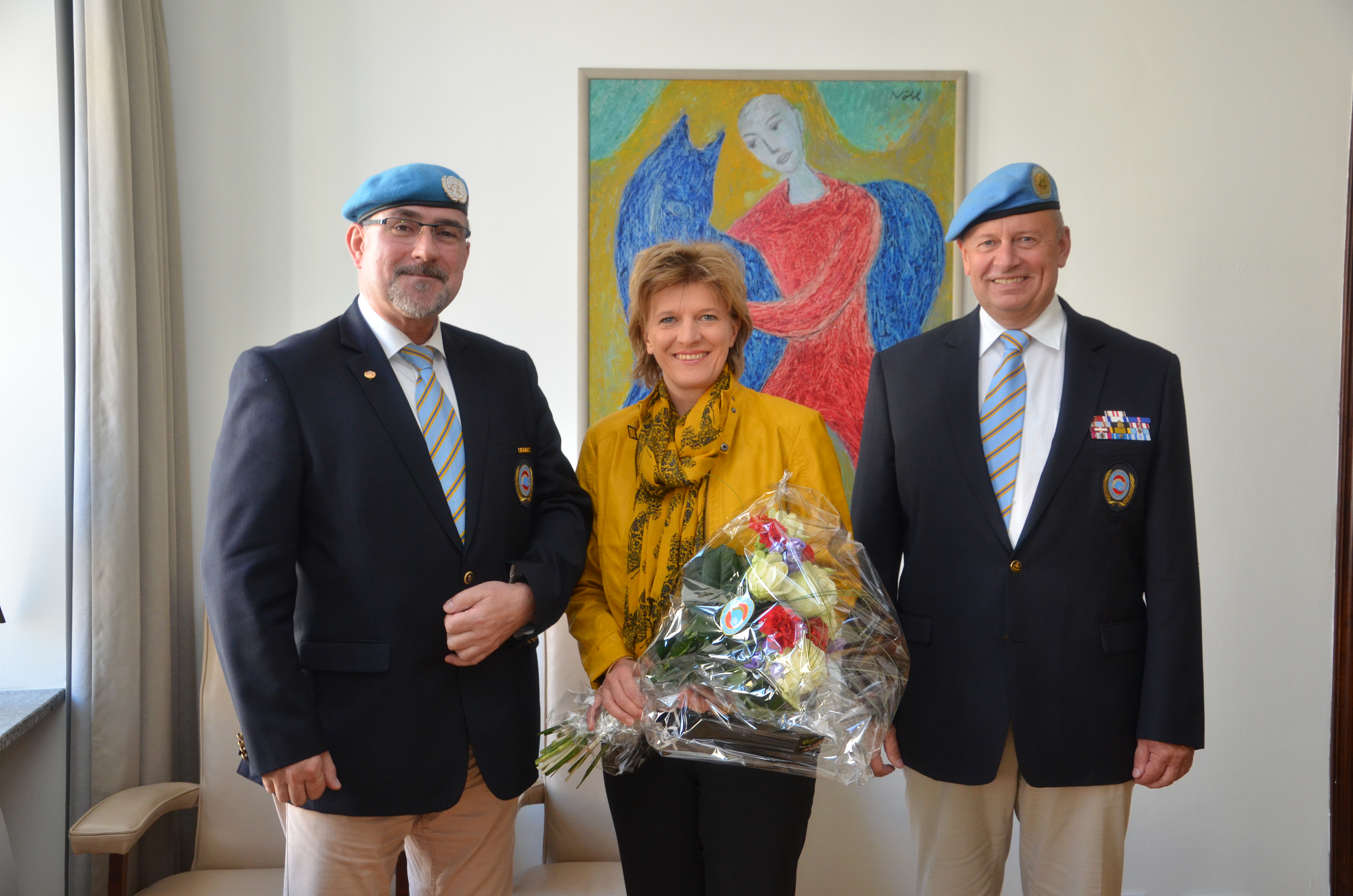 Brigadier General Nikolaus Egger MSD und OrgDir. Gerhard F. Dujmovits, Wm aD (links) überraschten Bürgermeisterin Christine Oppitz-Plörer mit einem schönen Herbstblumenstrauß.