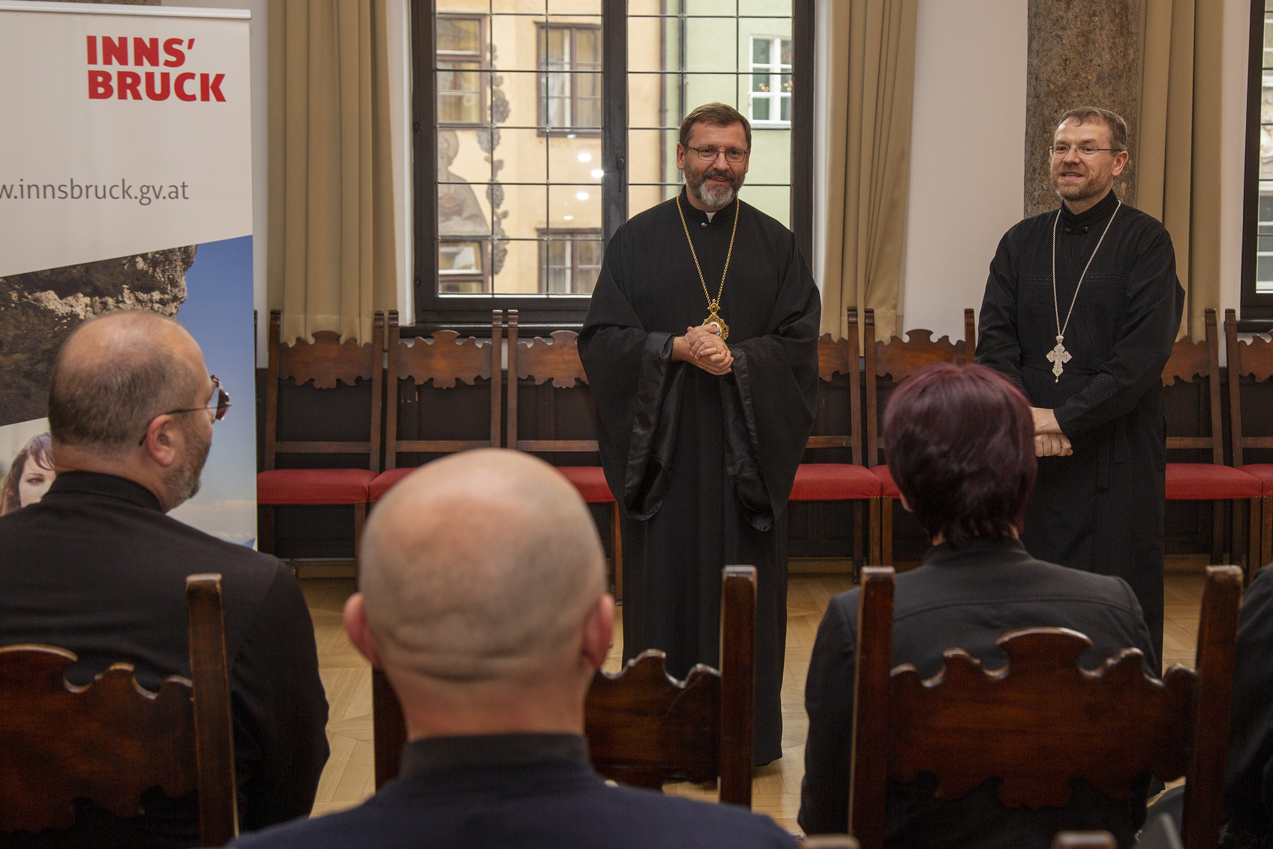 Anlässlich des Jubliläums "120 Jahre ukrainische Gemeinde in Innsbruck" empfingen Landtagspräsidentin Sonja Ledl-Rossmann und Bürgermeister Georg Willi den Großerzbischof von Kyiv-Halych, Oberhaupt der ukrainischen griechisch-katholischen Kirche Sviatoslav Shevchuk im historischen Bürgersaal im Stadtturm. Das Treffen stand im Zeichen der Erinnerung der gemeinsamen Zeit, die von gegenseitiger Hilfe und Herzlichkeit geprägt war.