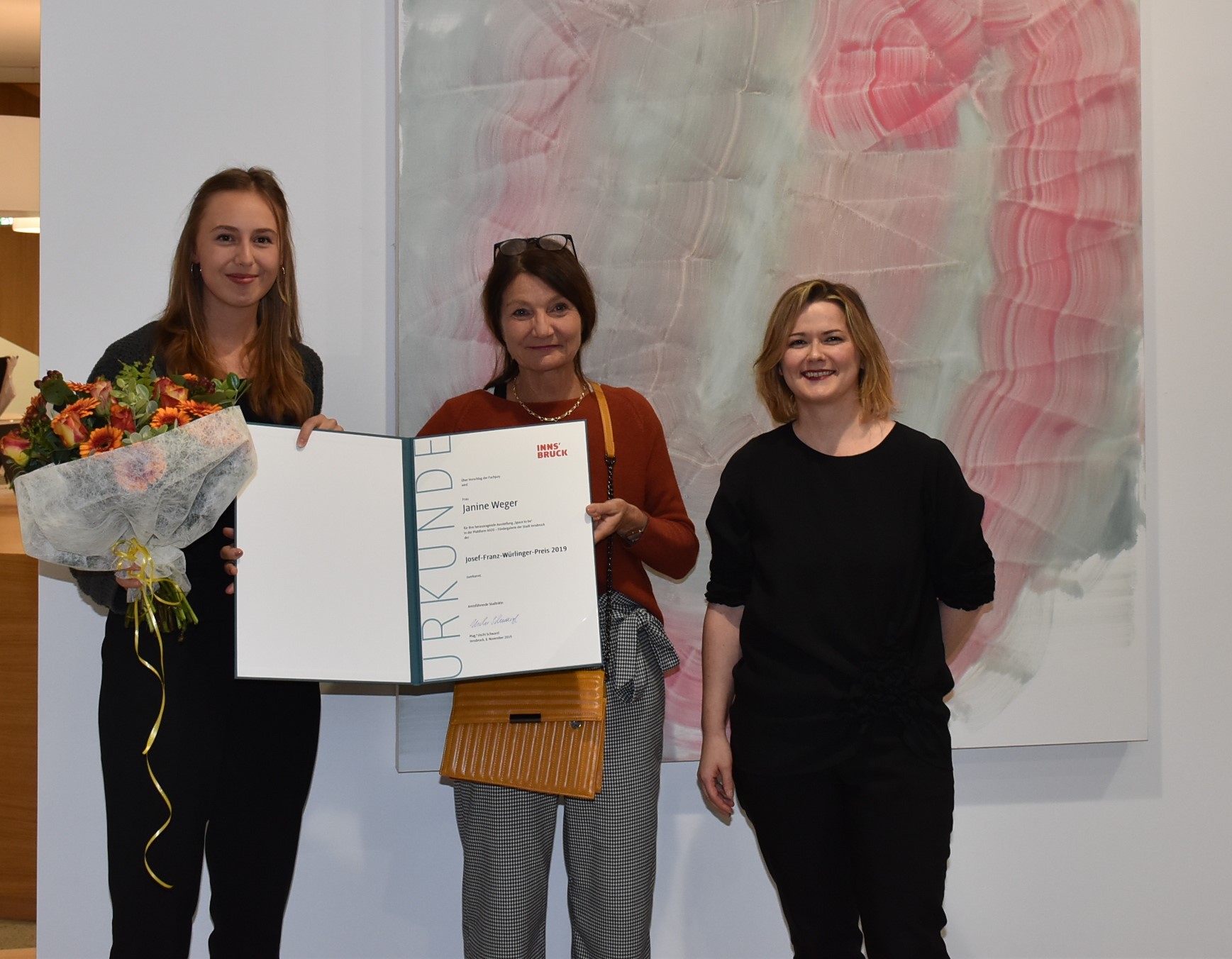 Janine Weger erhielt den Josef-Franz-Würlinger-Preis 2019: Kulturstadträtin Uschi Schwarzl (Mitte) und Galerieleiterin Natalie Pedevilla (rechts) gratulierten vor dem Bild „Untitled #26 (Dinge ändern sich immer; nie)“. Wegers Ausstellung „Space to be“ war im Feber 2019 in der Galerie „Plattform 6020“ zu sehen.