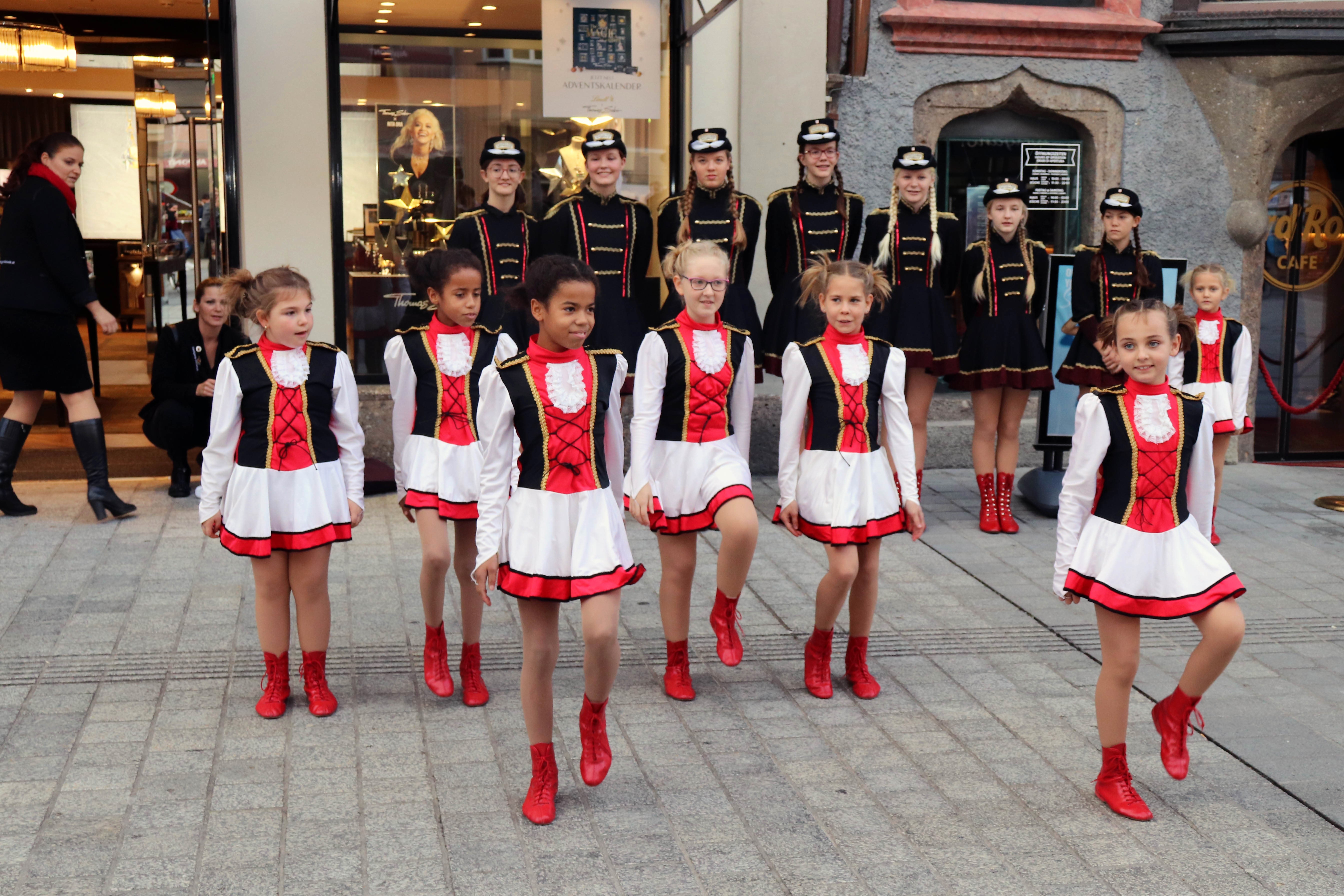 Pünktlich zum Faschingsbeginn – am 11. November 2019 – schauten 14 junge GardetänzerInnen und ihre BetreuerInnen im Innsbrucker Rathaus vorbei. Gemeinsam mit Bürgermeister Georg Willi begrüßten sie die Faschingszeit, wobei die ersten Faschingskrapfen und eine Tanzeinlage in der Maria-Theresien-Straße natürlich nicht fehlen durften. Seit über 25 Jahren steht die „Stadtgarde Schautanzgruppe Innsbruck“ für Freude an der Bewegung und Spaß an Tanz und Musik. Der gemeinnützige Verein bringt Kindern und Jugendlichen in drei Altersgruppen traditionelle Gardetänze bei. (AA)