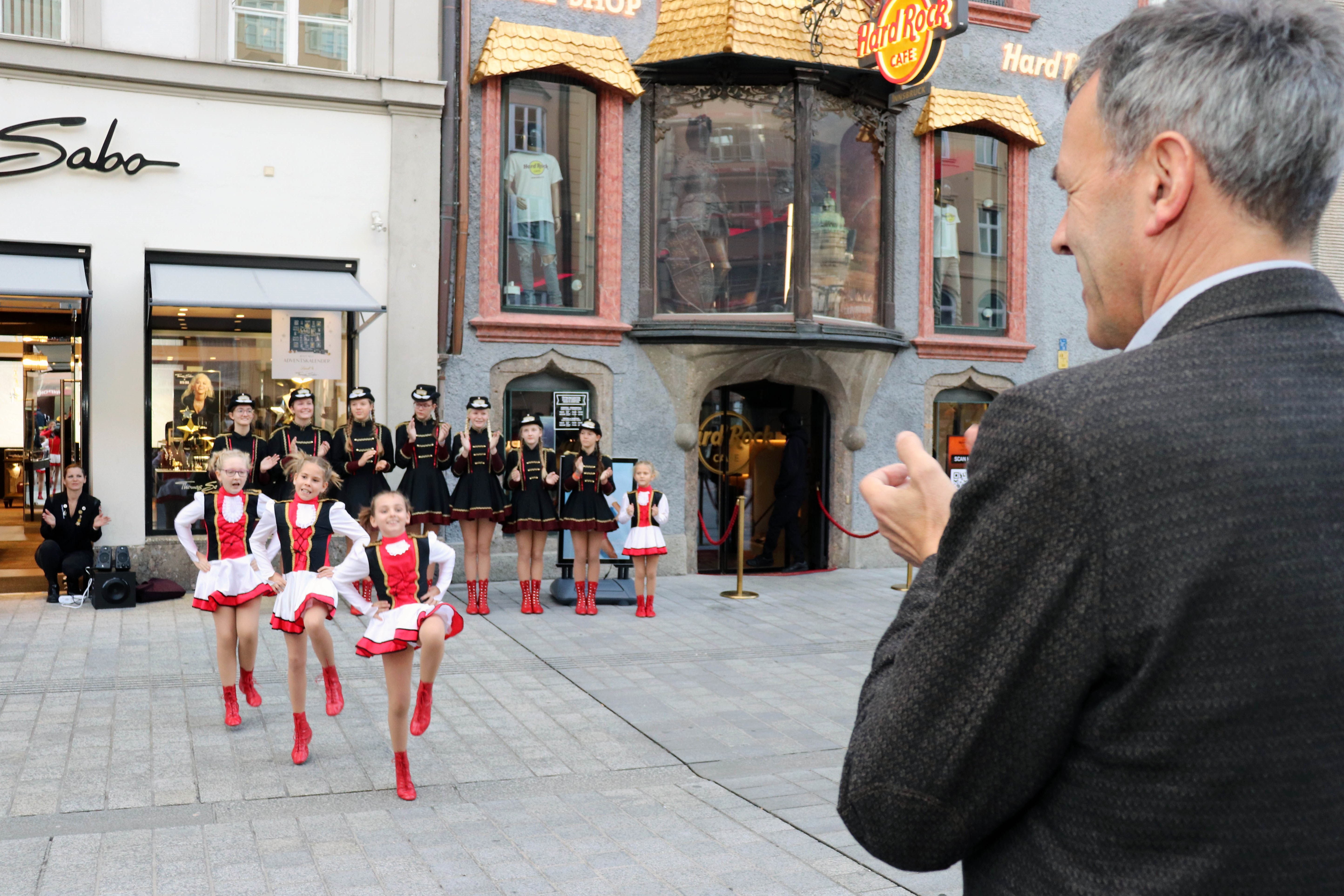 Pünktlich zum Faschingsbeginn – am 11. November 2019 – schauten 14 junge GardetänzerInnen und ihre BetreuerInnen im Innsbrucker Rathaus vorbei. Gemeinsam mit Bürgermeister Georg Willi begrüßten sie die Faschingszeit, wobei die ersten Faschingskrapfen und eine Tanzeinlage in der Maria-Theresien-Straße natürlich nicht fehlen durften. Seit über 25 Jahren steht die „Stadtgarde Schautanzgruppe Innsbruck“ für Freude an der Bewegung und Spaß an Tanz und Musik. Der gemeinnützige Verein bringt Kindern und Jugendlichen in drei Altersgruppen traditionelle Gardetänze bei. (AA)