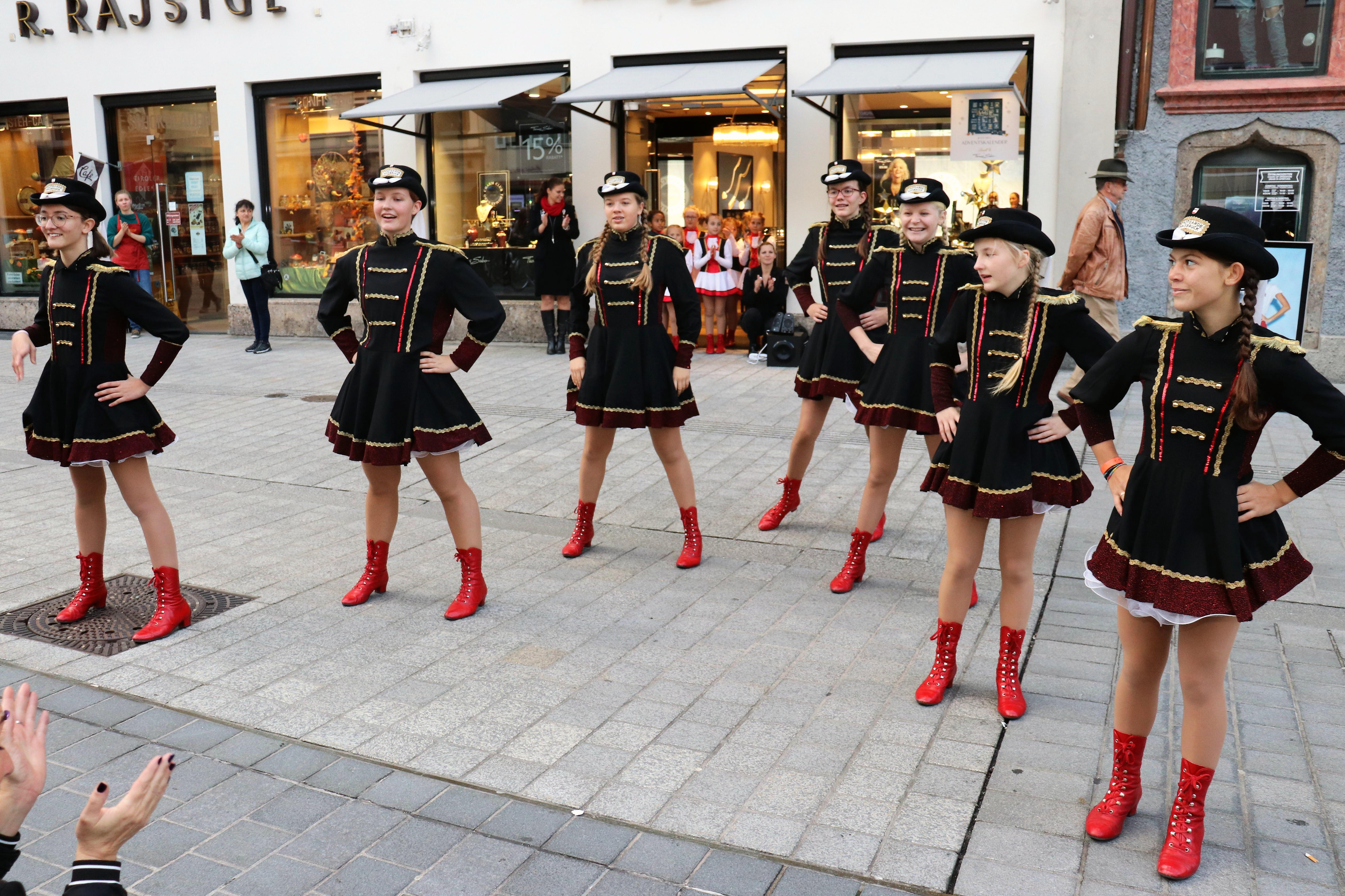Pünktlich zum Faschingsbeginn – am 11. November 2019 – schauten 14 junge GardetänzerInnen und ihre BetreuerInnen im Innsbrucker Rathaus vorbei. Gemeinsam mit Bürgermeister Georg Willi begrüßten sie die Faschingszeit, wobei die ersten Faschingskrapfen und eine Tanzeinlage in der Maria-Theresien-Straße natürlich nicht fehlen durften. Seit über 25 Jahren steht die „Stadtgarde Schautanzgruppe Innsbruck“ für Freude an der Bewegung und Spaß an Tanz und Musik. Der gemeinnützige Verein bringt Kindern und Jugendlichen in drei Altersgruppen traditionelle Gardetänze bei. (AA)