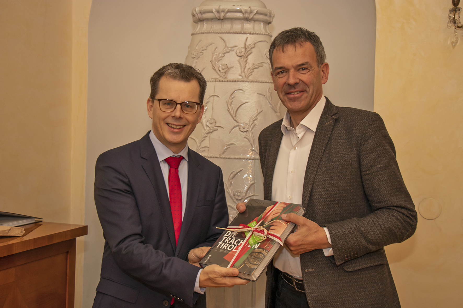 Im September 2019 wurde der gebürtige Innsbrucker Mag. Clemens Mantl zum österreichischen Generalkonsul in Mailand ernannt. Kürzlich erstattete er Bürgermeister Georg Willi im Rathaus der Tiroler Landeshauptstadt einen Antrittsbesuch. Seine Tätigkeit als Berufsdiplomat führte ihn in verschiedenste Länder, in denen er sich insbesondere der Kultur- und Innovationsdiplomatie widmete. Vor seiner Ernennung zum österreichischen Generalkonsul in Mailand mit Zuständigkeit für Norditalien war er vier Jahre lang Direktor des Office of Science and Technology Austria – OSTA in Washington DC.
Beim Gespräch in den Amtsräumlichkeiten des Innsbrucker Stadtoberhaupts ging es um die aktuellen politischen Geschehnisse sowie um mögliche zukünftige Projekte. Zudem möchte der Generalkonsul in Zusammenarbeit mit Bürgermeister Willi vor allem die Europaregion Tirol-Südtirol-Trentino stärken. Im Dialog betonte Mantl die Wichtigkeit der grenzüberschreitenden Zusammenarbeit zwischen der drei Landesteilen. Die Europaregion vereint ca. 1,8 Millionen EinwohnerInnen auf einer Gesamtfläche von 26.255 Quadratkilometern, aufgeteilt auf die zwei autonomen italienischen Provinzen Bozen-Südtirol und Trentino sowie auf das österreichische Bundesland Tirol. Sie stellt eine Schnittstelle und gleichzeitig eine Plattform verschiedener Kulturen und Mentalitäten dar, die hier aufeinandertreffen und sich gegenseitig bereichern.