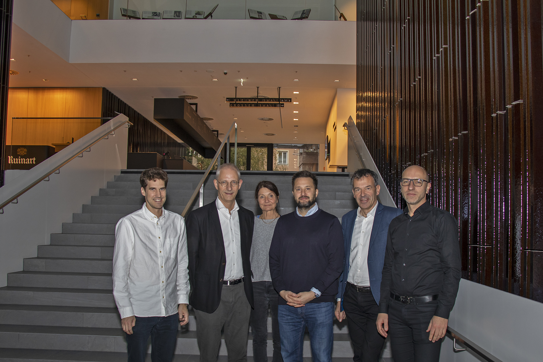 Vor Kurzem ging im Raum für Stadtentwicklung in der Stadtbibliothek die nächste Gesprächsrunde „Let’s talk about Stadtentwicklung“ über die Bühne. Im Rahmen dieser Veranstaltungsreihe wurde der Bürgermeister der slowakischen Hauptstadt Bratislava, Matúš Vallo von seinem Amtskollegen Bürgermeister Georg Willi in der Stadtbibliothek begrüßt. Im Anschluss hielt Vallo seinen Vortrag „Vom Architekten zum Bürgermeister von Bratislava“.  Zuvor besichtigte die Delegation aus der Slowakei das Haus der Musik Innsbruck. Direktor Wolfgang Laubichler,  (2. v. l.) begrüßte Bürgermeister Matúš Vallo (3. v. r.), Bürgermeister Georg Willi (2. v. r.), Stadträtin Uschi Schwarzl und Amtsleiter Wolfgang Andexlinger (Stadtplanung, Stadtentwicklung und Integration; r. ) und führte die Gäste durch das neue städtebauliche Wahrzeichen der Tiroler Landeshauptstadt. Matúš Vallo ist Architekt, Musiker, Stadtaktivist und seit 2018 Bürgermeister von Bratislava. Sein besonderes Interesse galt von jeher dem Potenzial von kleinen Interventionen im öffentlichen Raum – sowohl als Architekt mit der Gründung des Büros "Vallo Sadovsky Architects", als auch als Betreiber mehrerer Initiativen wie „Mestské zásahy“ („Städtische Eingriffe“), aus der inzwischen mehr als 900 Projekte in slowakischen und tschechischen Städten hervorgegangen sind. Außerdem gründete er den Verein „My sme mesto“ („Wir sind Stadt“) zur Förderung des Austausches zwischen Fachleuten und Laien. Die Grenzen, die derartigen Projekten durch Wirtschaft und Politik gesetzt werden, waren mit ein Grund dafür, dass sich Vallo dazu entschied, in die Politik zu wechseln und 2018 – erfolgreich - für das Amt des Bürgermeisters von Bratislava zu kandidieren. „Als Bürgermeister mache ich heute dasselbe, was ich als Architekt getan habe: ich gestalte die Welt. Ich benutze dazu nur andere Werkzeuge.“