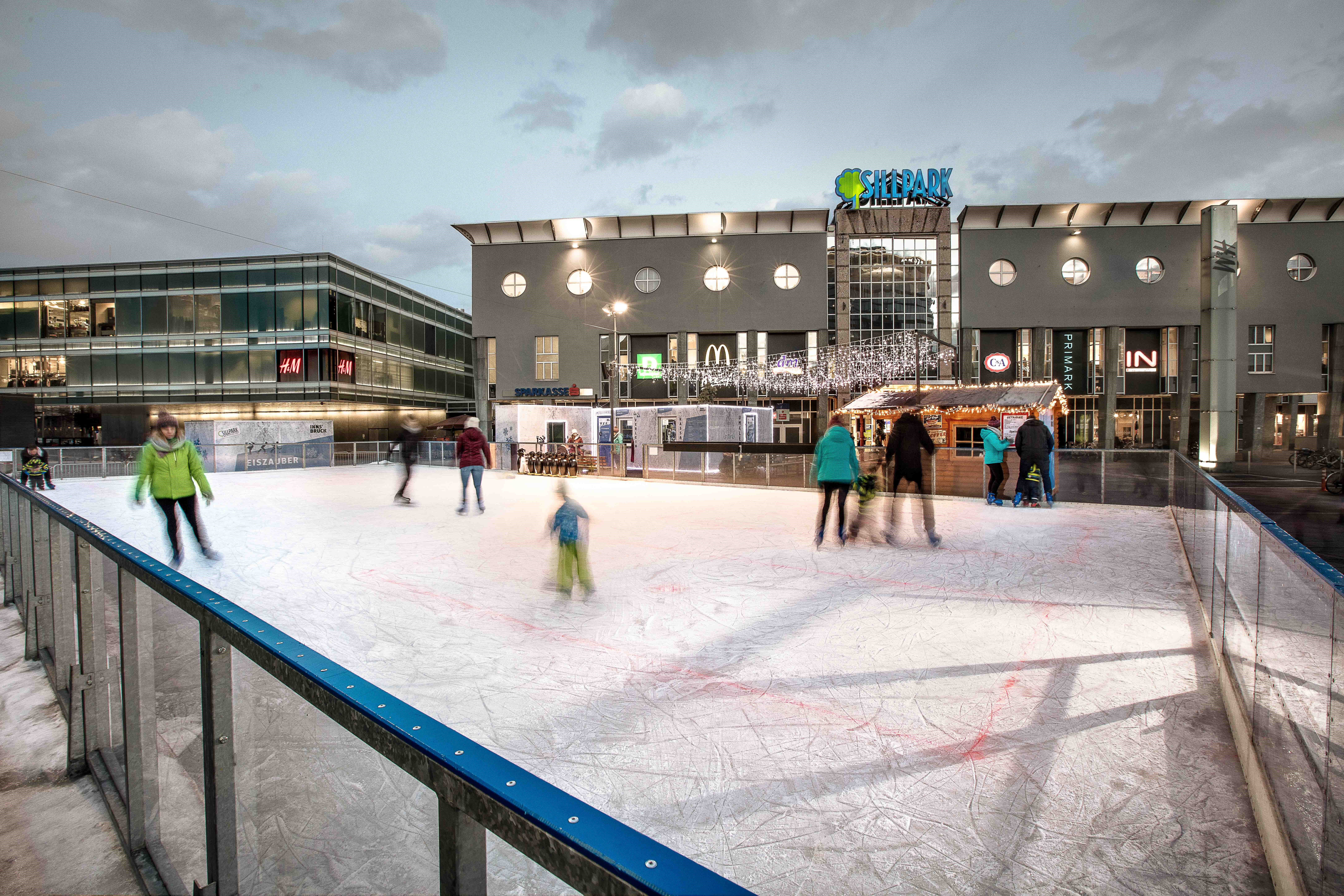 Die Eislaufsaison wird mit dem Eröffnungsfest vor dem Sillpark eingeläutet.