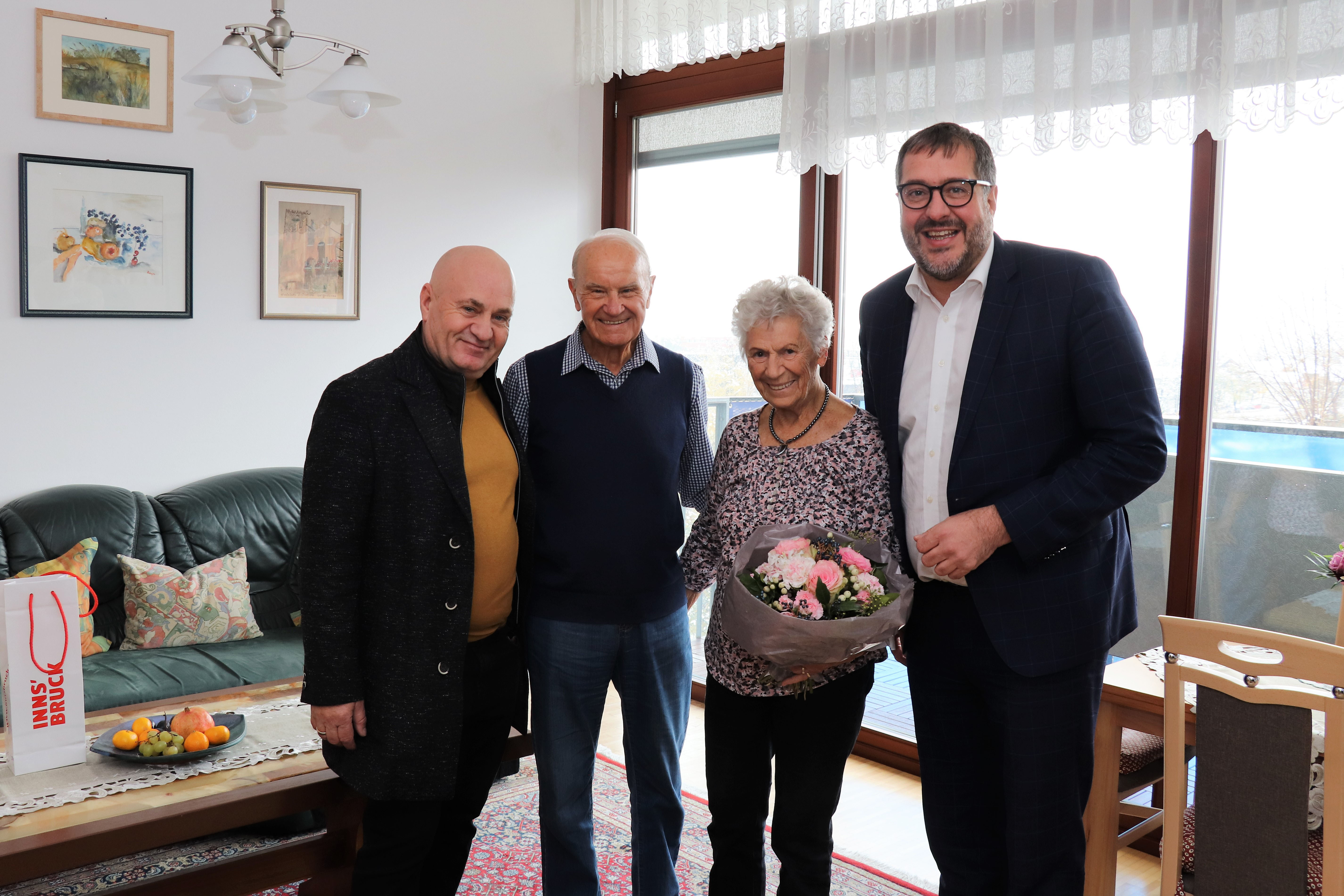 Die Gratulanten Vizebürgermeister Franz X. Gruber (r.) und Neffe Hubert Salchner (l.) nahmen das Eiserne Ehepaar Irma und Kurt Staffler für ein Erinnerungsfoto in die Mitte.