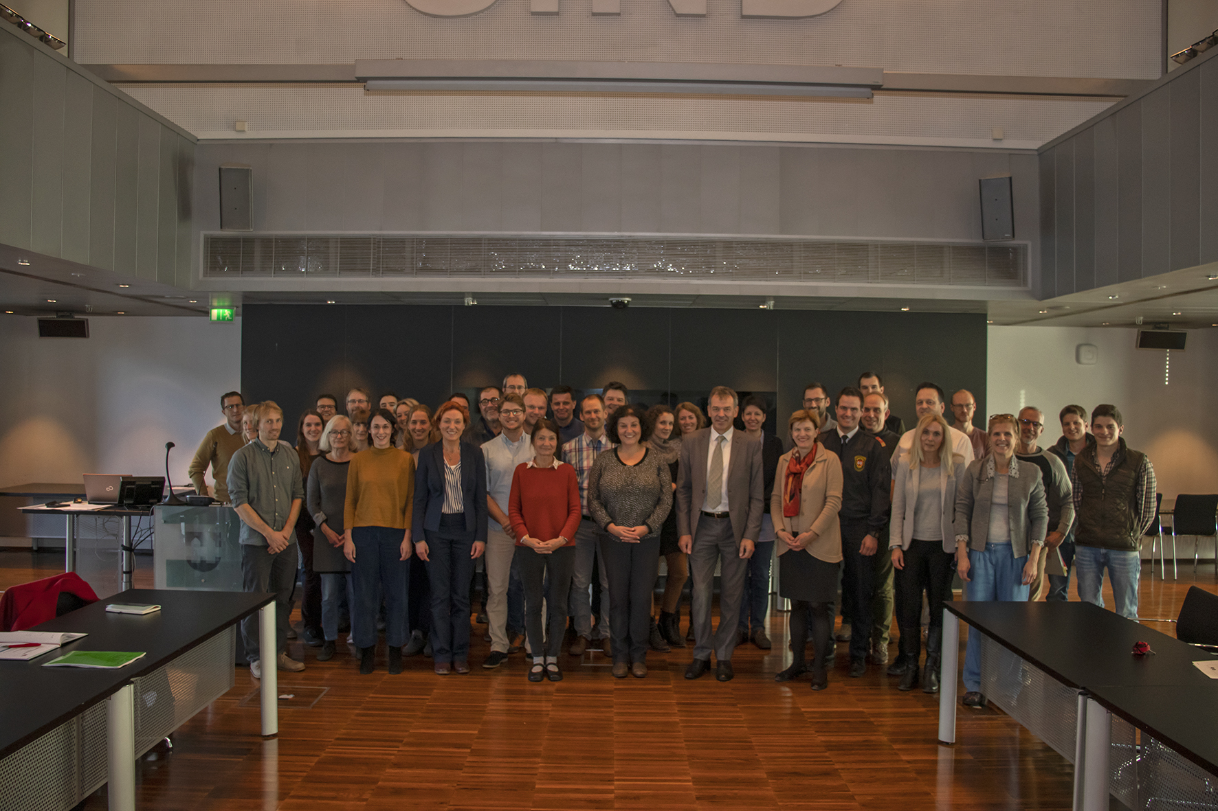 Bürgermeister Georg Willi (vorne, 4. v. r.), Vizebürgermeisterin Uschi Schwarzl (vorne, 4. v. l.) und Stadträtin Christine Oppitz-Plörer (vorne, 3. v. r.) diskutierten gemeinsam mit MitarbeiterInnen der Stadt Innsbruck sowie externen Fachleuten über Maßnahmen gegen die Folgen des Klimawandels.