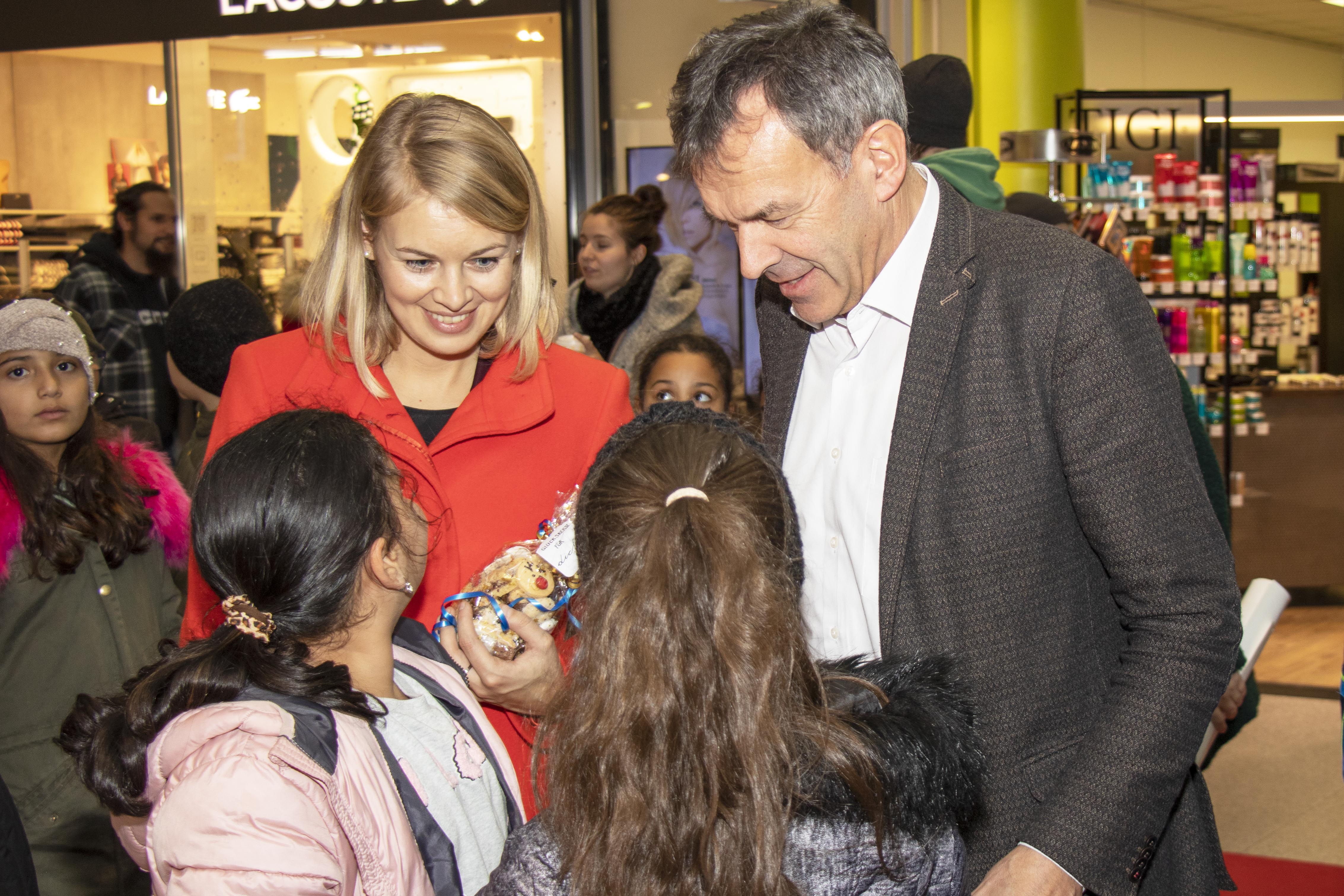 Die Kinder der städtischen Schülerhorte Domanigweg und Kinder am Tivoli haben unlängst einen Advent-Keksbasar in den RathausGalerien veranstaltet. Mit viel Engagement haben sie Kekse gebacken und weihnachtliche Dekoration gestaltet. Mit viel guter Laune waren die Kinder mit ihren BetreuerInnen am Vorplatz des Bürgerservice am Werk. Bürgermeister Georg Willi und Stadträtin Elisabeth Mayr genossen das bunte Treiben rund um die Verkaufstische und ließen sich die Gelegenheit auch nicht entgehen, einige Sachen für den guten Zweck zu erwerben. Der gesamte Erlös des Basars kommt dem Verein „Arche Herzensbrücke“ zu Gute, welcher sich für schwerkranke Kinder einsetzt.
Um auf den Advent-Keksbasar aufmerksam zu machen, haben die Kinder vom Schülerhort Domanigweg Plakate entworfen, mit denen sie in der Maria-Theresien-Straße Interessierte anlockten.