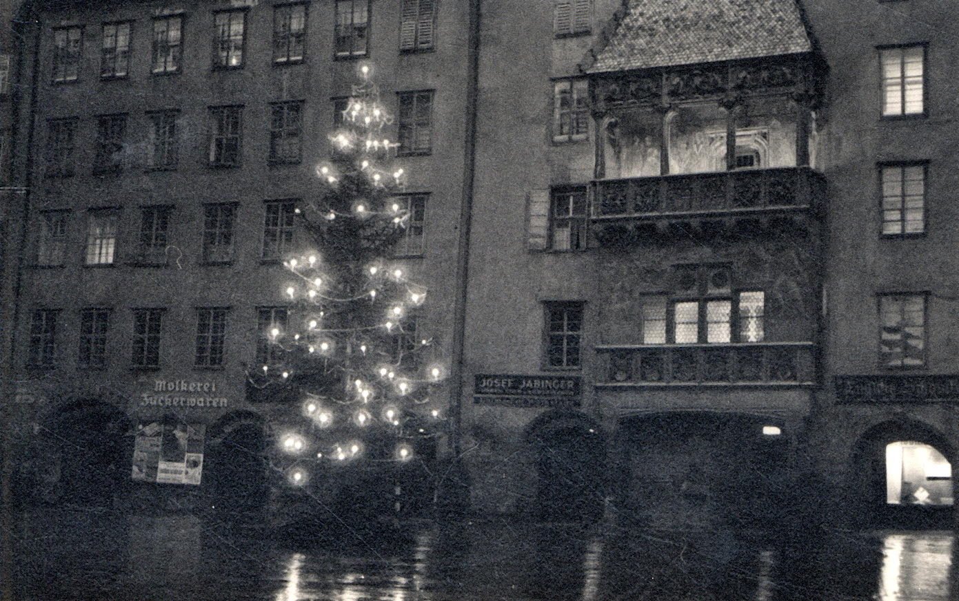 Seit 1934 findet sich in der Innsbrucker Altstadt vor dem Goldenen Dachl der große beleuchtete Weihnachtsbaum.
