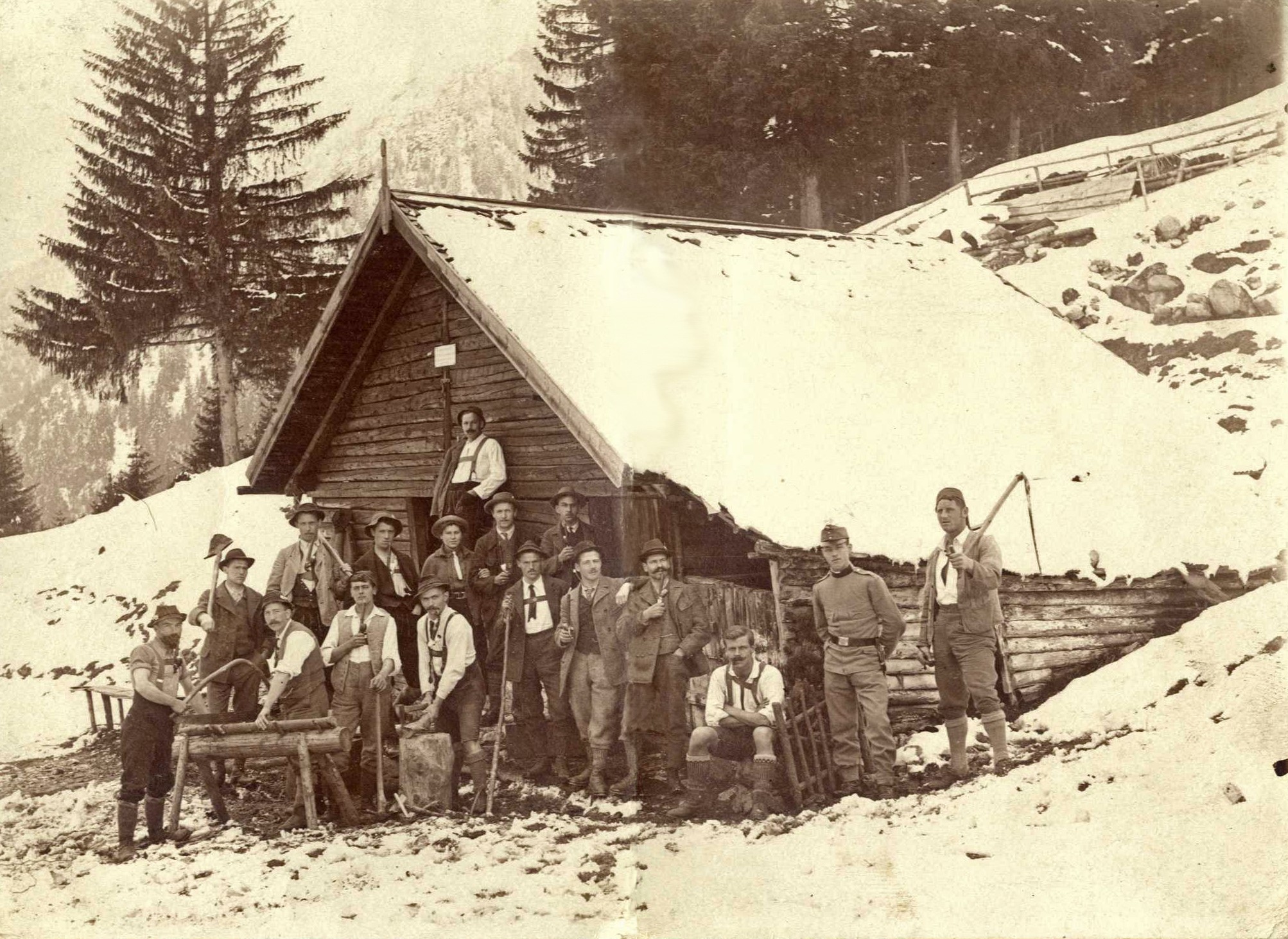 Die Alpine Gesellschaft die lustigen Glockenhofer wurde im April 1908 offiziell gegründet. Mitglieder der Glockenhofer vor der „Glockenhoferhütte“. Foto, undatiert.
