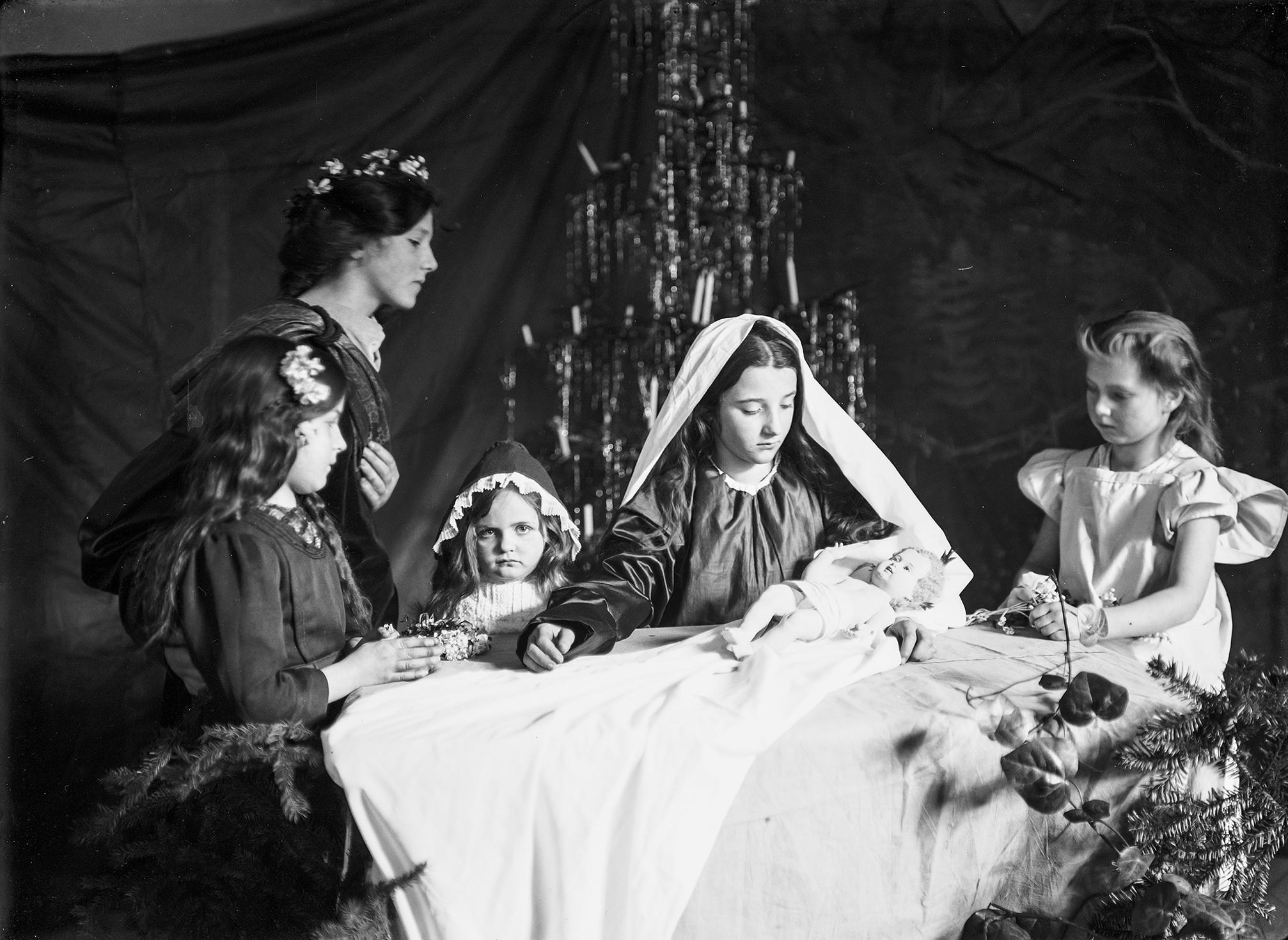 Nachgestellte Krippenszene. Glasplatte, 1914.