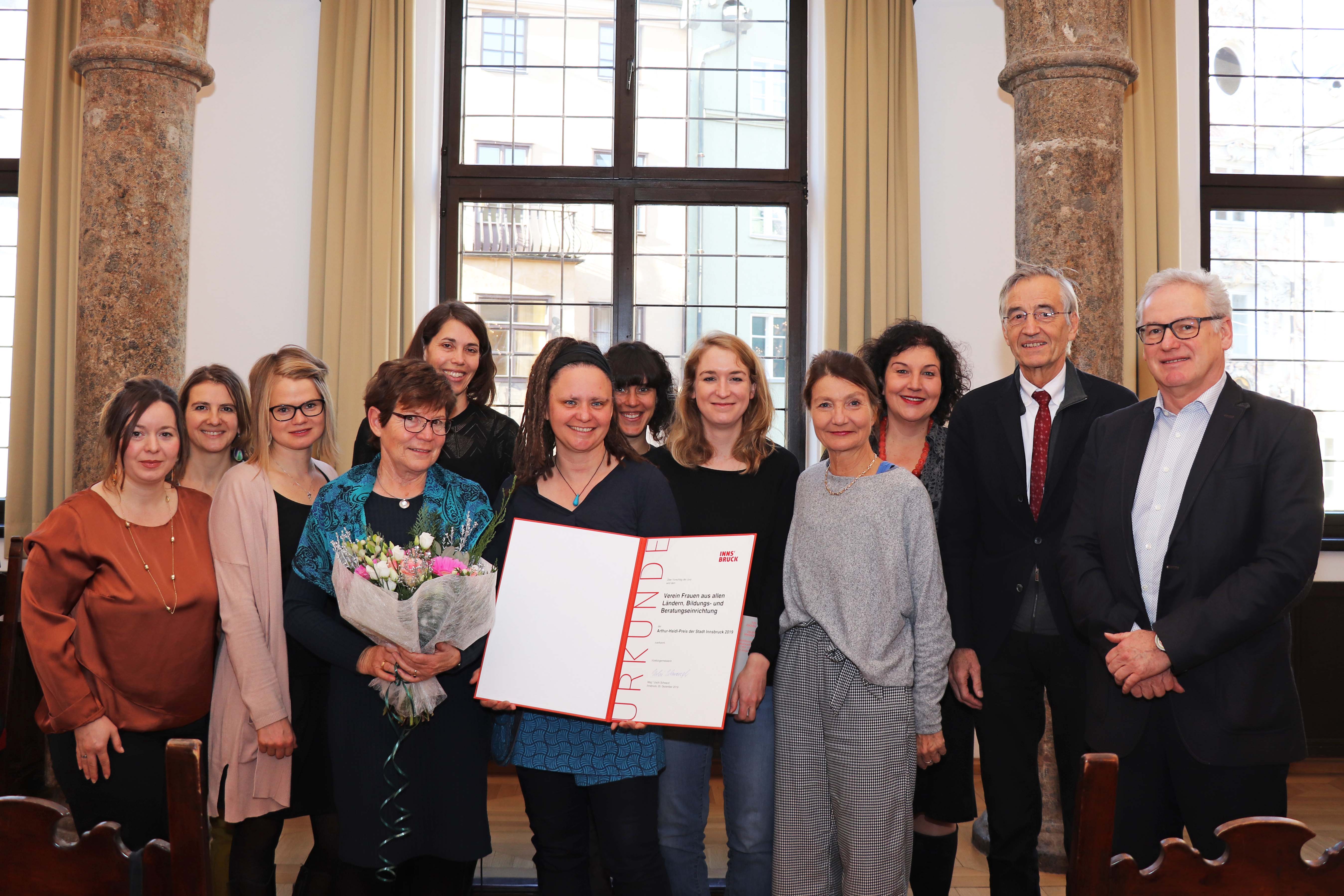 Die Vertreterinnen vom Verein "Frauen aus allen Ländern" nahmen den Arthur-Haidl-Preis 2019 von Jurymitglieder (v.r.) Magistratsdirektor Bernhard Holas, Rektor Tilmann Märk, Gemeinderätin Irene Heisz und Vizebürgermeisterin Uschi Schwarzl entgegen.