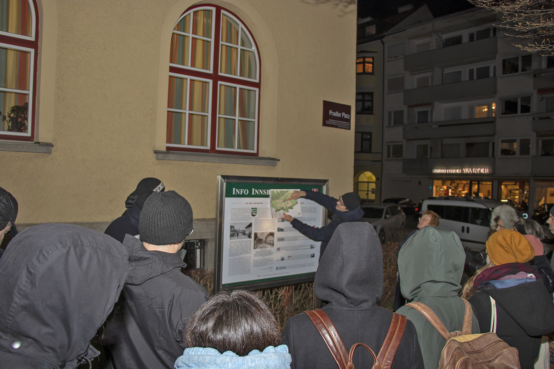 Spaziergang durch die Pradler Straße: AnrainerInnen und ExpertInnen der Stadtverwaltung standen im regen Austausch.