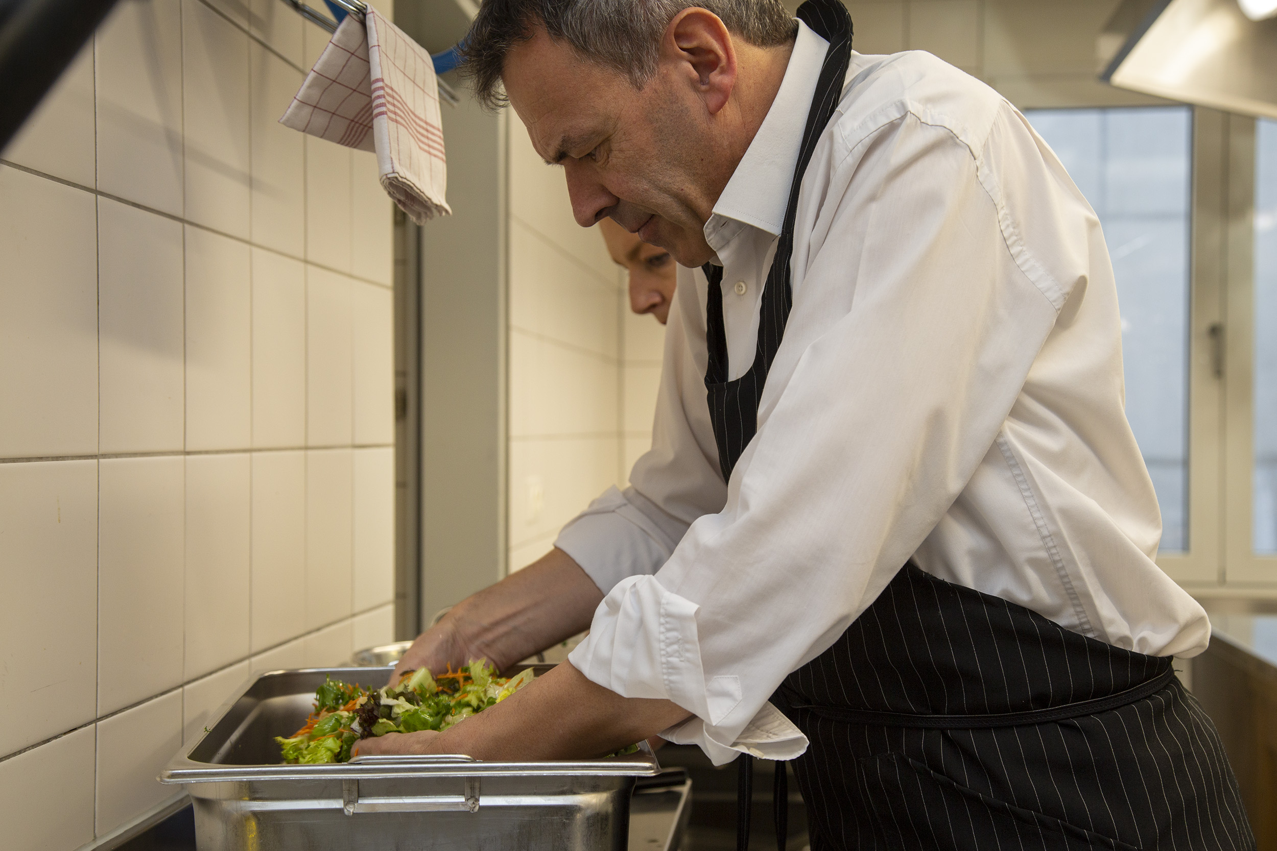 Bürgermeister Georg Willi und seine Frau Katharina kochten für die MitarbeiterInnen der Berufsfeuerwehr Innsbruck ein adventliches Mittagessen: Salat marinieren, Risotto zubereiten, Fleisch braten und die Köstlichkeiten anrichten. Geschmeckt hat es auch, wie die „Feuerwehrler" nach dem gemeinsamen Verzehr bestätigten.