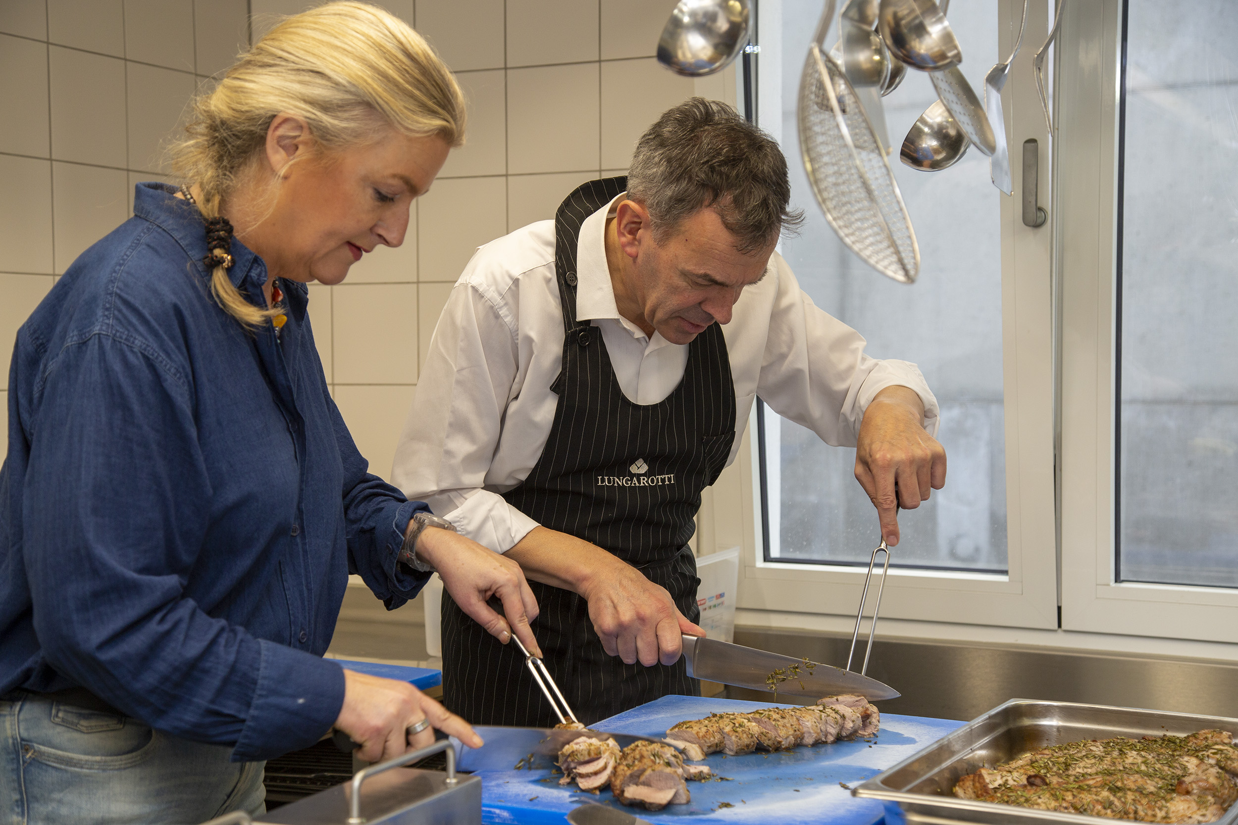 Bürgermeister Georg Willi und seine Frau Katharina kochten für die MitarbeiterInnen der Berufsfeuerwehr Innsbruck ein adventliches Mittagessen: Salat marinieren, Risotto zubereiten, Fleisch braten und die Köstlichkeiten anrichten. Geschmeckt hat es auch, wie die „Feuerwehrler" nach dem gemeinsamen Verzehr bestätigten.