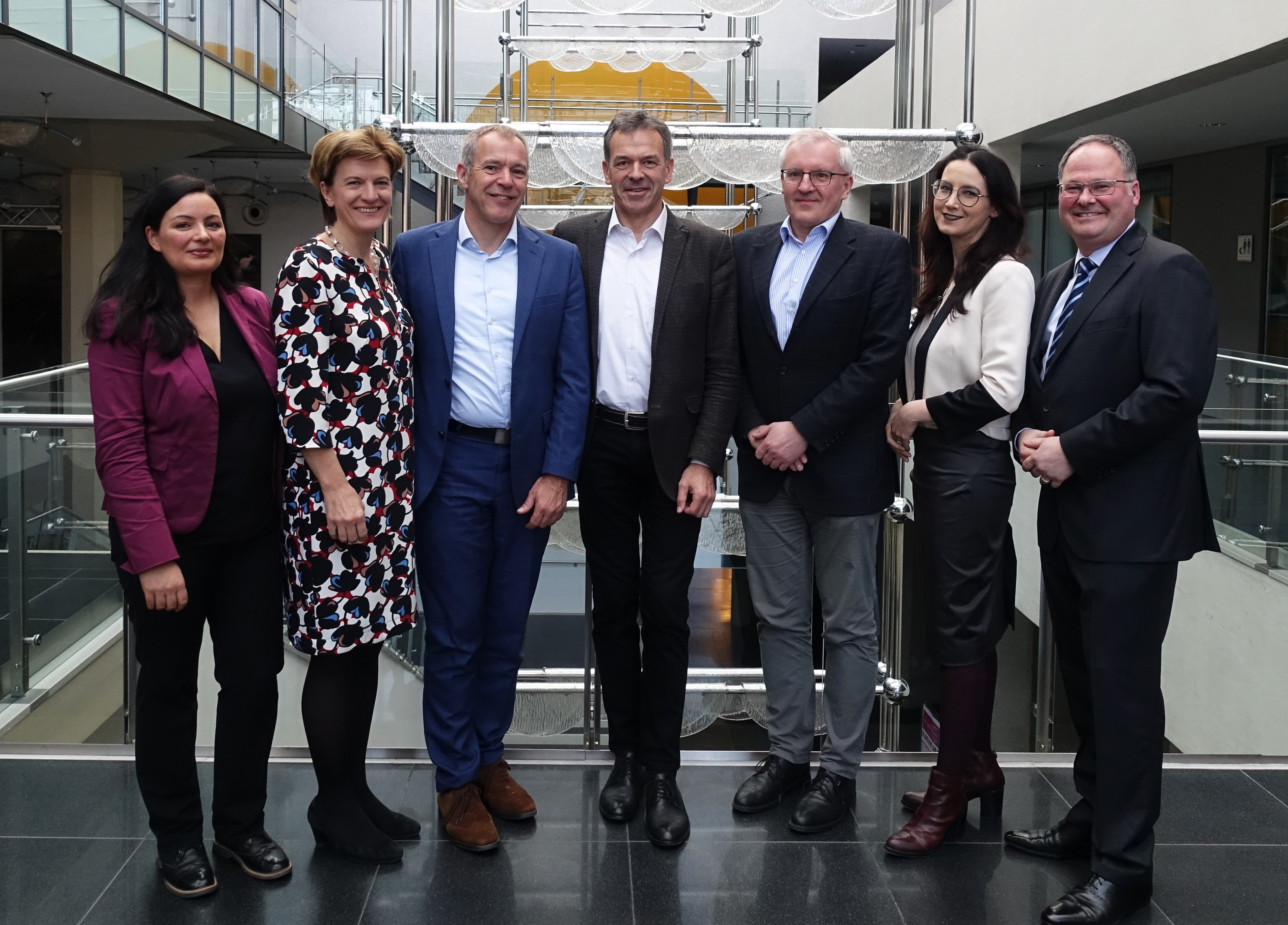Hausherr Christian Mayerhofer (r.) begrüßte das CEMR2020-Organisationsteam – Katrin Heiss (Angelegenheiten der Städtepartnerschaften und internationale Beziehungen), Stadträtin Christine Oppitz-Plörer, RGRE-Generalsekretär Fréderic Vallier, Bürgermeister Georg Willi, Alexander Lesigang (Österreichischer Städtebund) sowie Amtsleiterin Miriam Sulaiman-Kröll (v. l.) – im Congress Innsbruck.