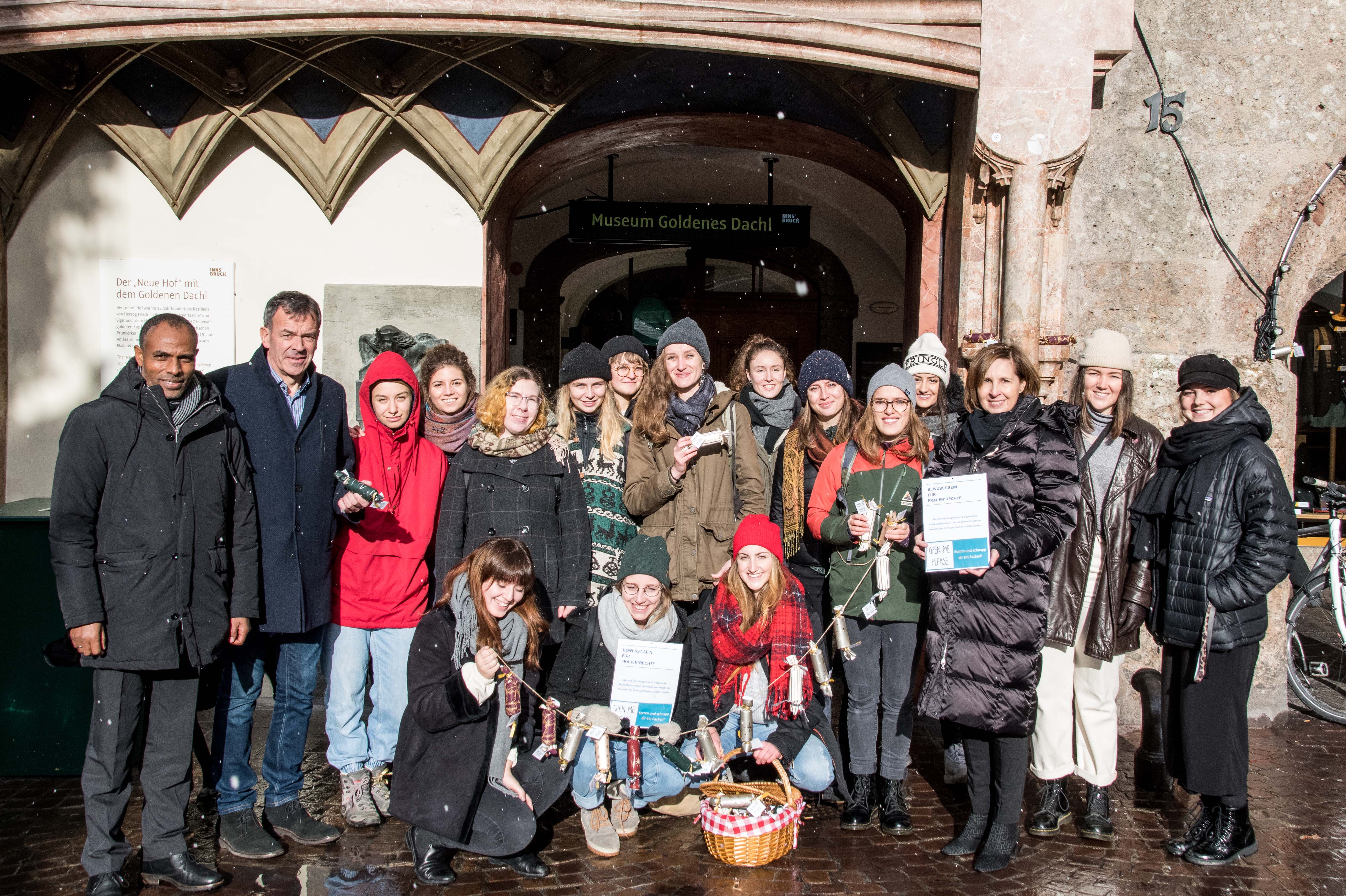 Die Projektgruppe „Bewusst.sein für Frauen*Rechte“ nutze den Tag der Menschenrechte, am 10. Dezember, um auf die Rechte von Frauen, die von Menschenhandel betroffen sind, aufmerksam zu machen.
In der Innsbrucker Altstadt wurden kleine Geschenkboxen mit Fallgeschichten und weiterführenden Informationen zum Thema Frauenhandel gemeinsam mit einem süßen Gruß an die Bevölkerung verteilt. Die Aktion wurde von Bürgermeister Georg Willi (2. v. l.) und Soziallandesrätin DI Gabriele Fischer (3. v. r.)  unterstützt. Im Rahmen von persönlichen Gesprächen zum Thema Frauenhandel konnten mehrere hundert Personen erreicht werden.
