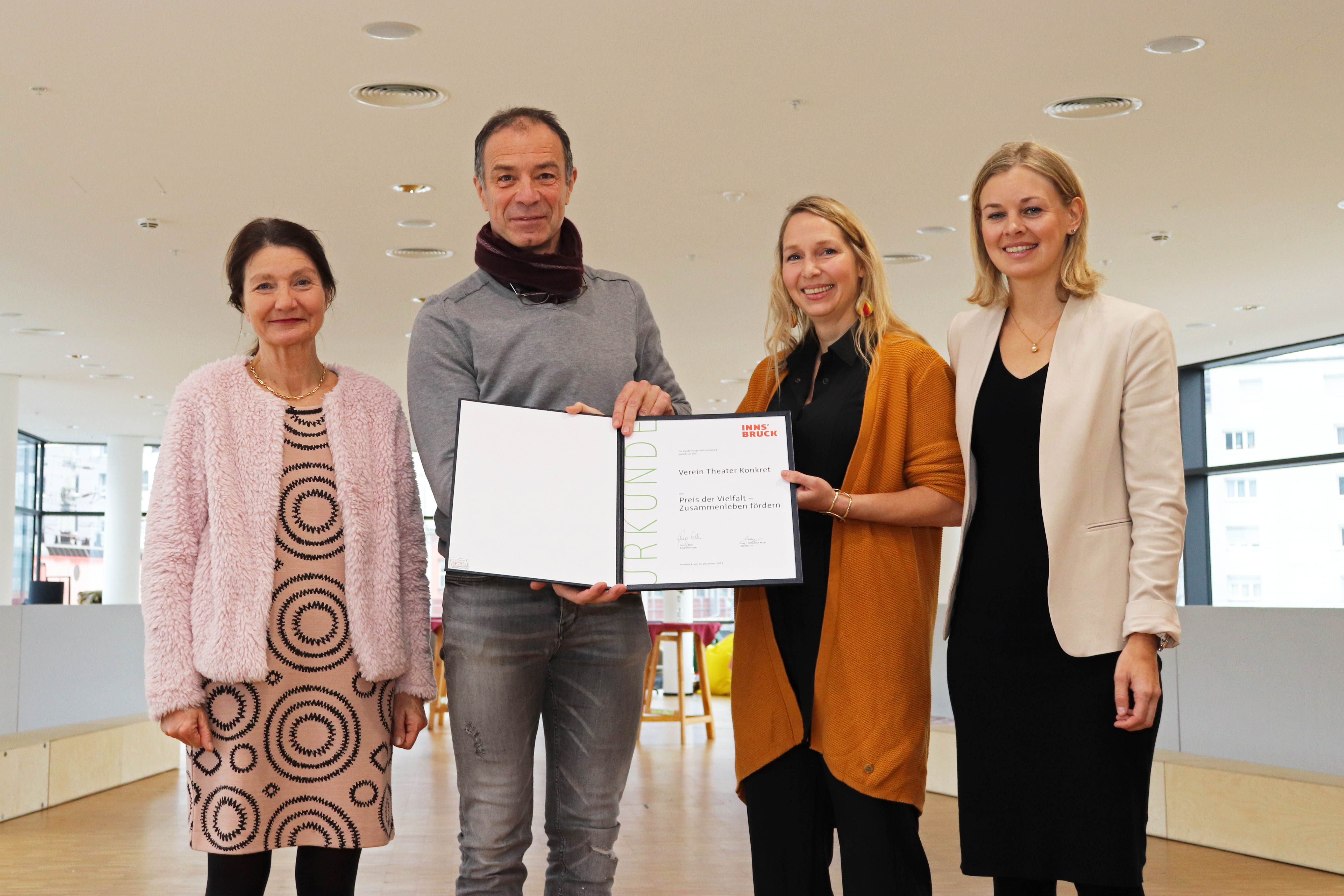 Vizebürgermeisterin Uschi Schwarzl (l.) überreichte gemeinsam mit Integrationsstadträtin Elisabeth Mayr (r.) den Preis der Vielfalt an Nik Neureiter und Iris Teyml für ihr Projekt „Theater Konkret”.