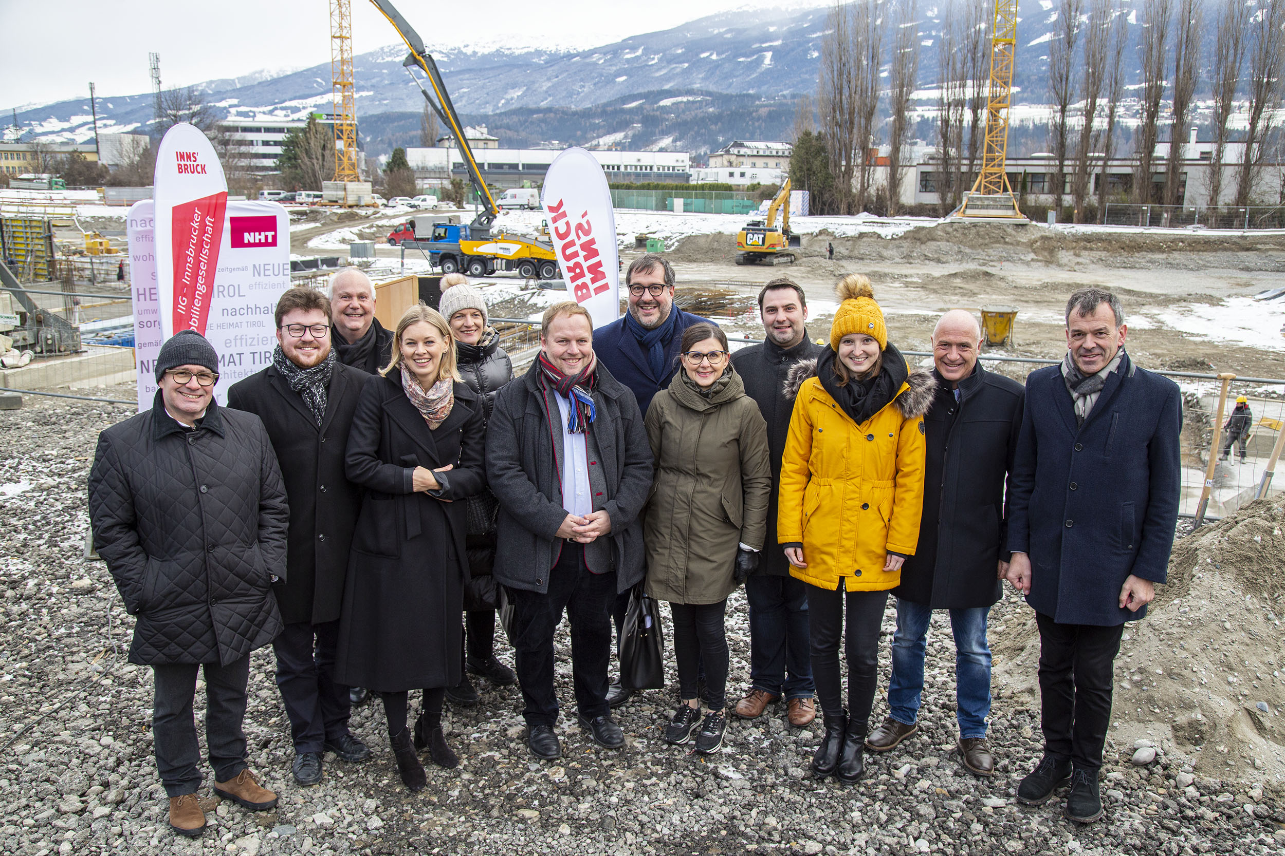 Viele der Innsbrucker GemeinderätInnen kamen zur Spatenstichfeier des Campagne-Areals in der Reichenau (v.l.): Markus Stoll, Benjamin Plach, Andreas Wanker, Elisabeth Mayr, Christine Oppitz-Plörer, Lucas Krackl, Franz X. Gruber, Brigitte Berchtold, Christoph Appler, Theresa Ringler, Kurt Wallasch und Bürgermeister Georg Willi.