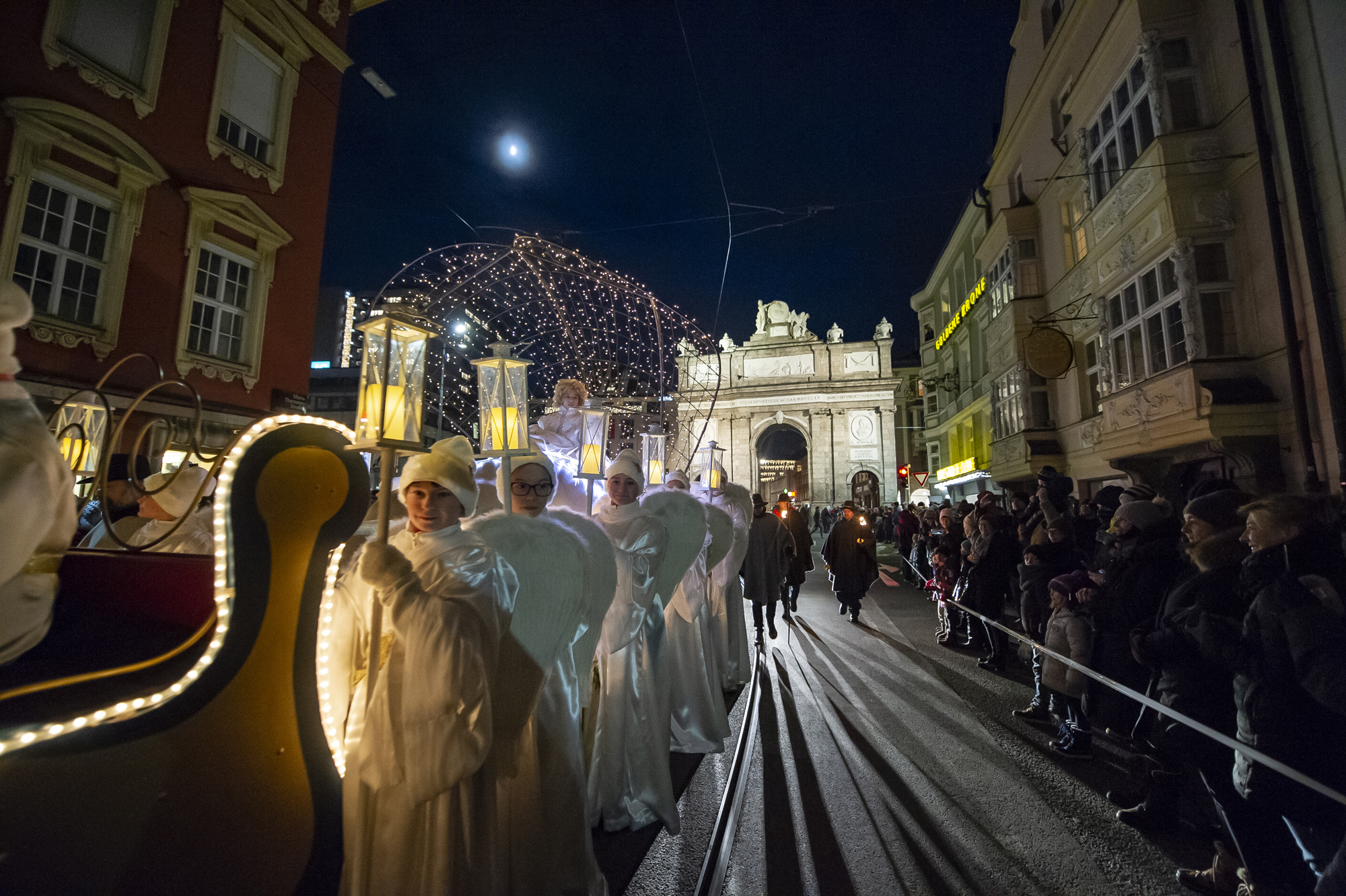 Gemeinsam mit Hirten, Engeln, Schafen und zahlreichen BesucherInnen zieht das Christkind durch die Straßen Innsbrucks.