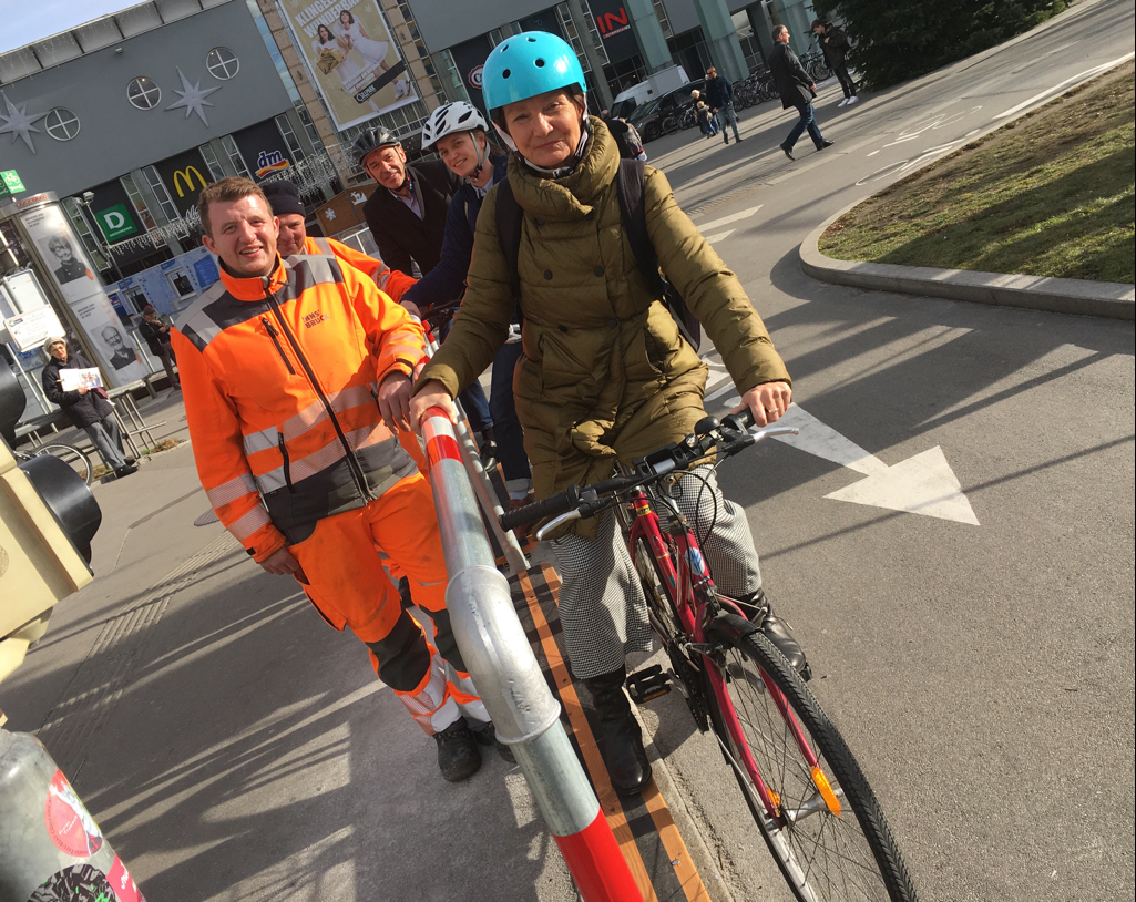 Alexander Lange und Paul Lechner vom Bauhof, Bürgermeister Georg Willi, Fuß- und Radkoordinatorin Teresa Kallsperger und Vizebürgermeisterin Uschi Schwarzl (v.l.n.r.) freuen sich über die neuen Rad-Haltebügel.