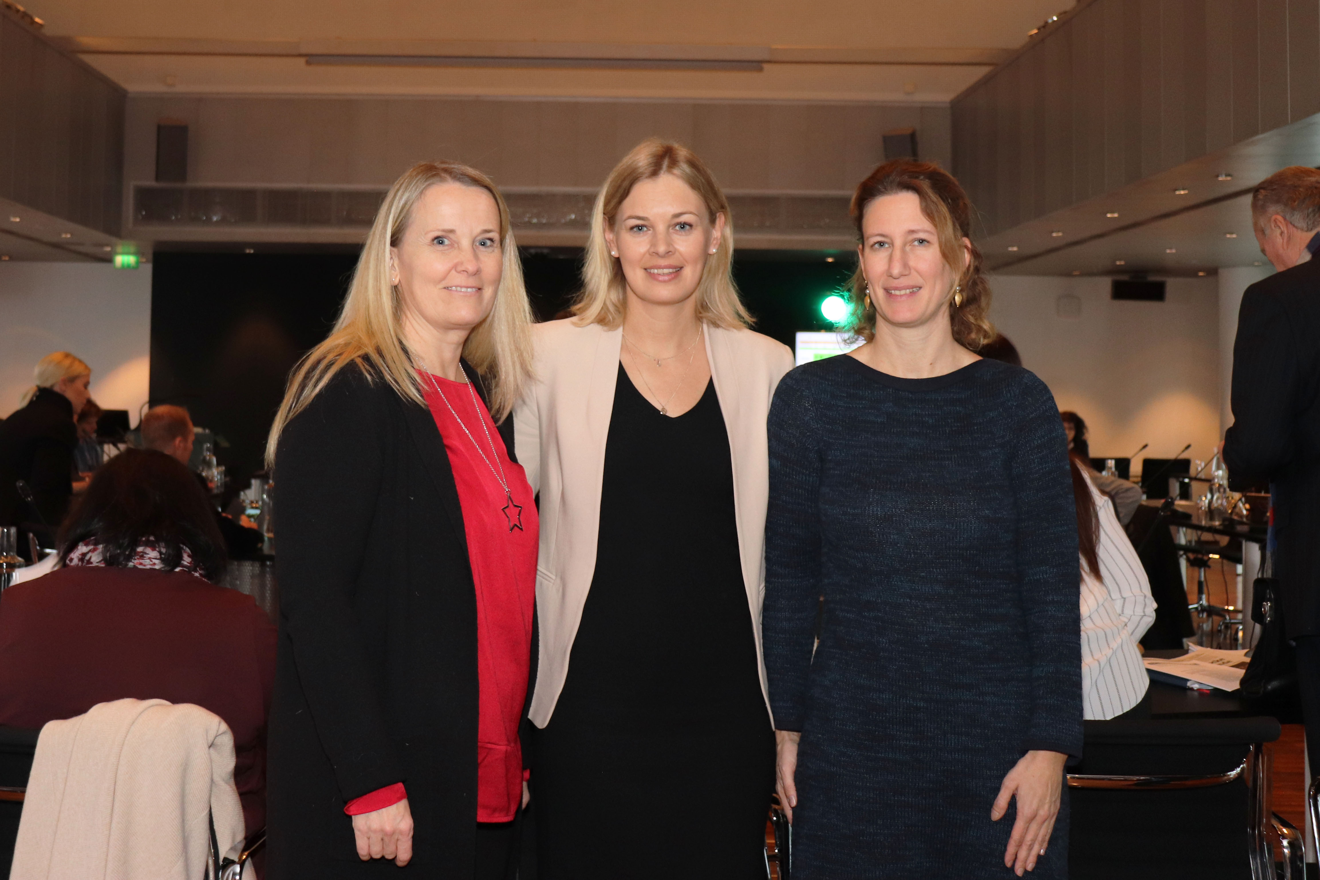 Stadträtin Elisabeth Mayr (Mitte) empfing die beiden Dolmetscherinnen für Gebärdenspräche, Claudia Bair (links) und Caroline Bergsleitner (rechts), die sich in der vergangenen Gemeinderatssitzung auf ihren ersten Einsatz am 29. Jänner 2020 vorbereiteten.