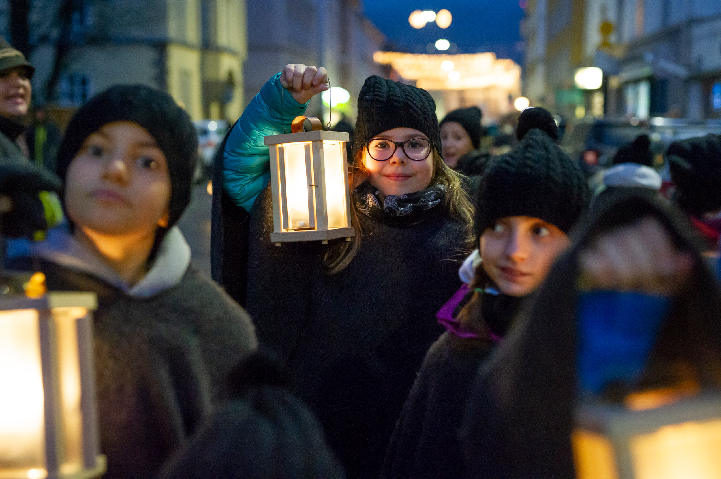 Glänzende Kinderaugen verfolgten das 16. Innsbrucker Christkindl auf seinem Weg durch die Landeshauptstadt. Mehr als 400 Schülerinnen und Schüler der städtischen Volksschulen wirkten als Hirten und Engel mit. Höhepunkt war das gemeinsame Singen am Platz vor dem Landestheater. Wir wünschen allen ein besinnliches Weihnachtsfest!
