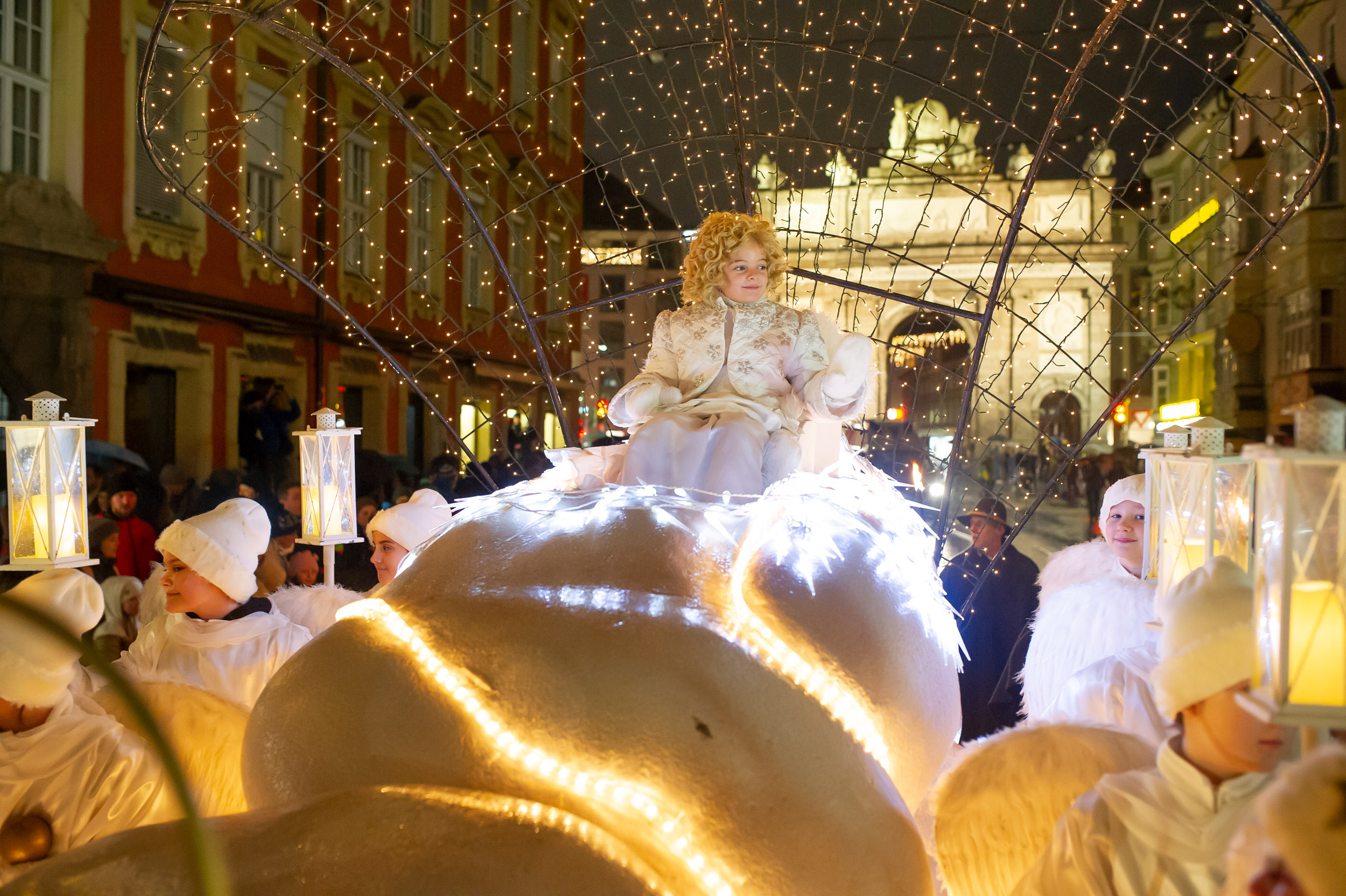 Glänzende Kinderaugen verfolgten das 16. Innsbrucker Christkindl auf seinem Weg durch die Landeshauptstadt. Mehr als 400 Schülerinnen und Schüler der städtischen Volksschulen wirkten als Hirten und Engel mit. Höhepunkt war das gemeinsame Singen am Platz vor dem Landestheater. Wir wünschen allen ein besinnliches Weihnachtsfest!