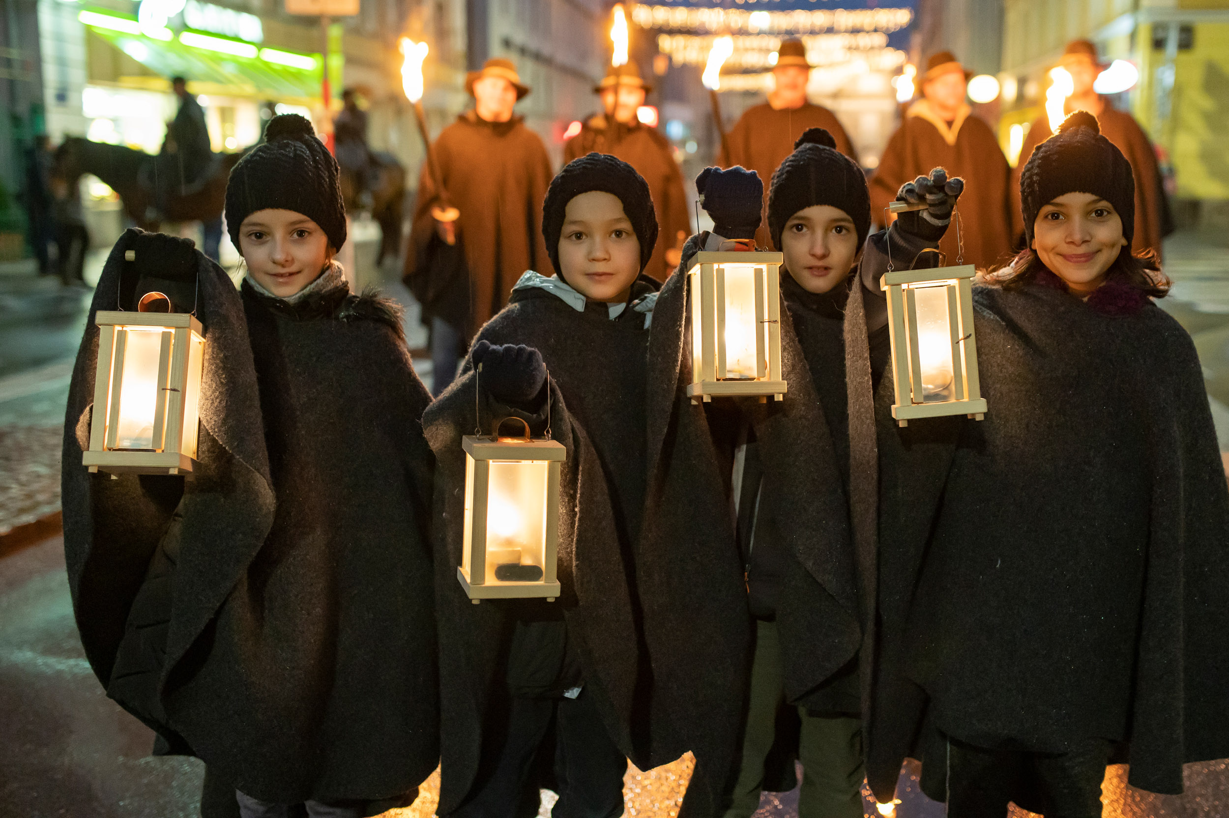 Glänzende Kinderaugen verfolgten das 16. Innsbrucker Christkindl auf seinem Weg durch die Landeshauptstadt. Mehr als 400 Schülerinnen und Schüler der städtischen Volksschulen wirkten als Hirten und Engel mit. Höhepunkt war das gemeinsame Singen am Platz vor dem Landestheater. Wir wünschen allen ein besinnliches Weihnachtsfest!